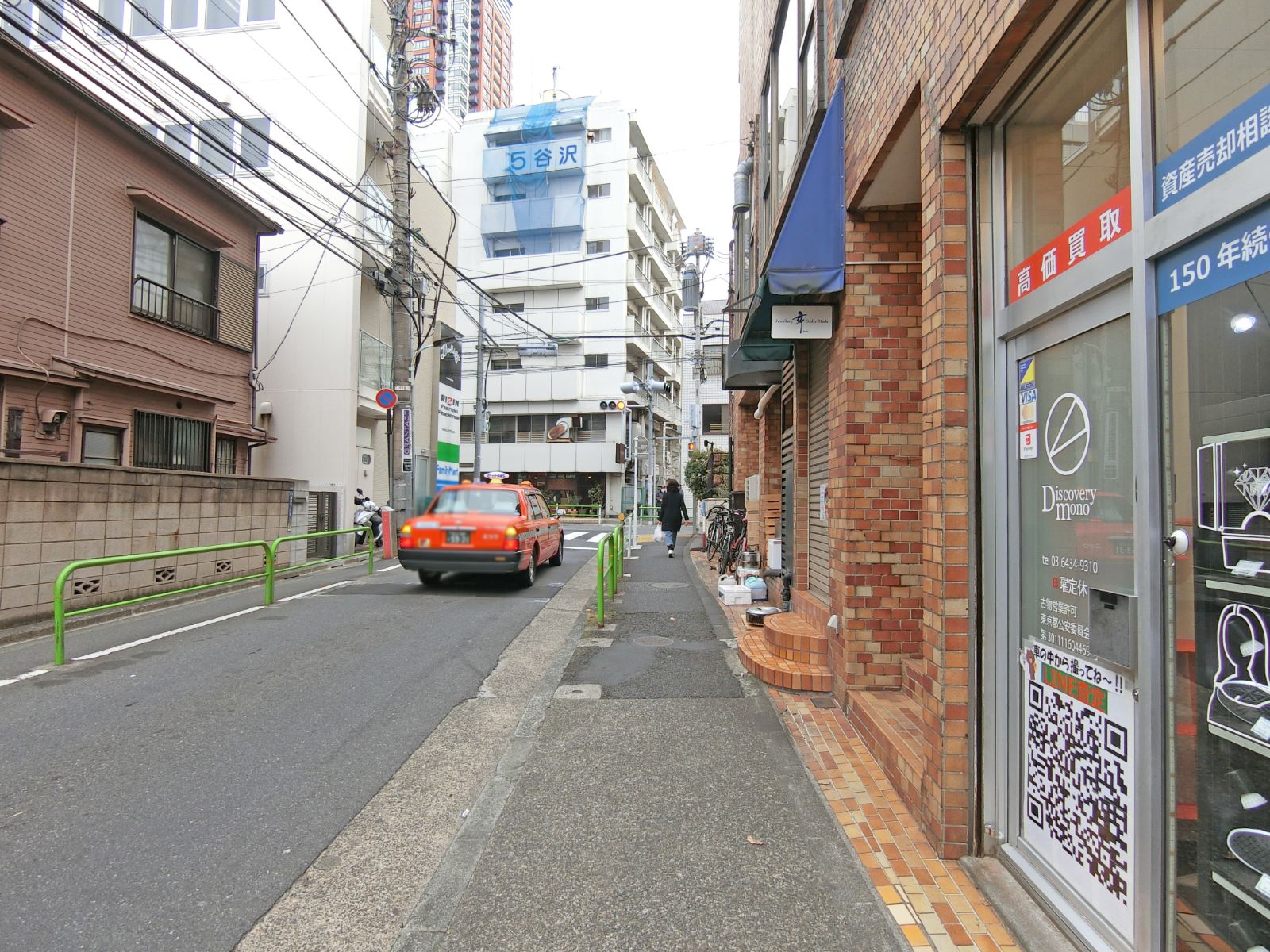 フィルドア西麻布前面の通り