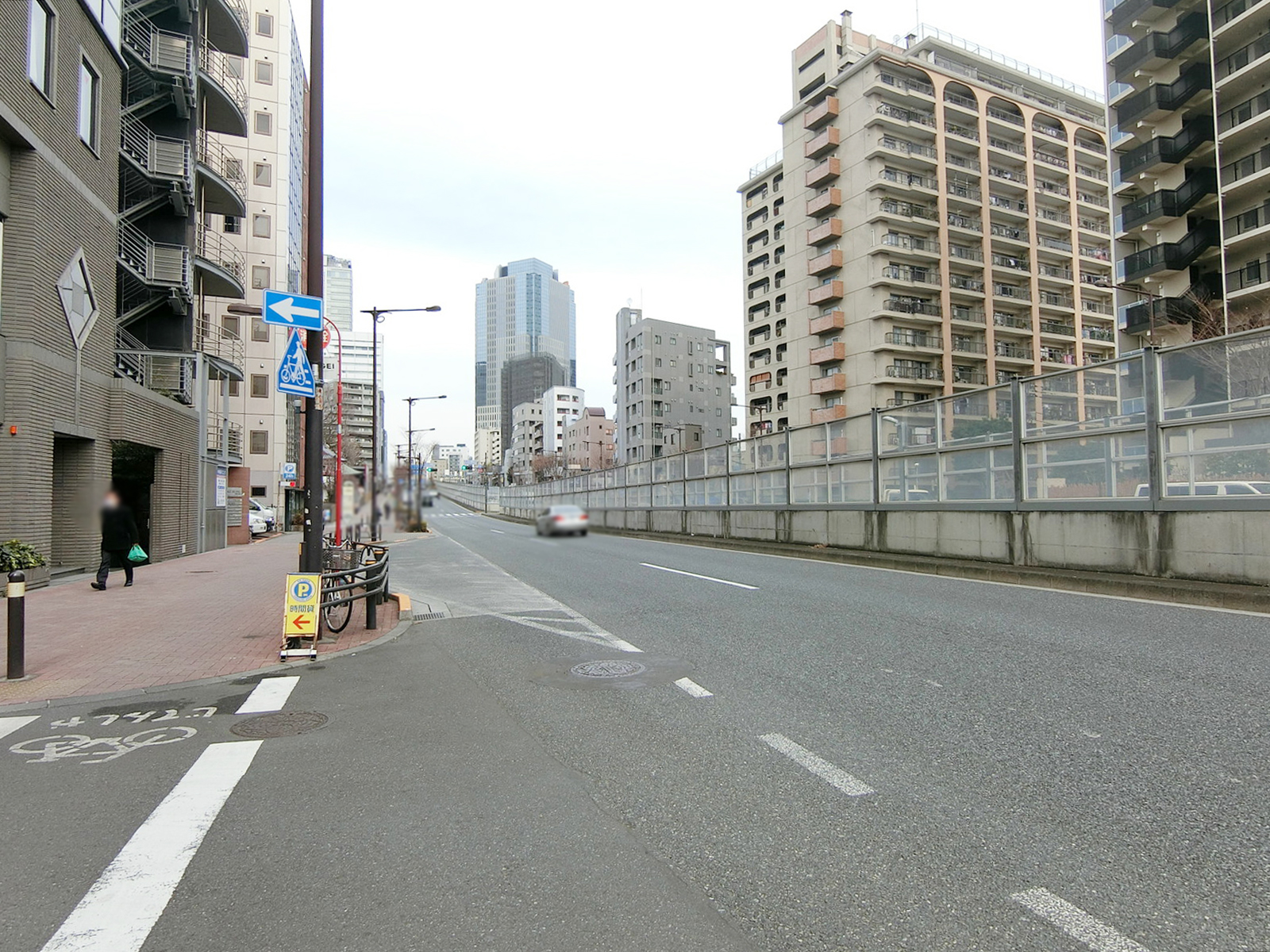 NKCビルディング前面の山手通り