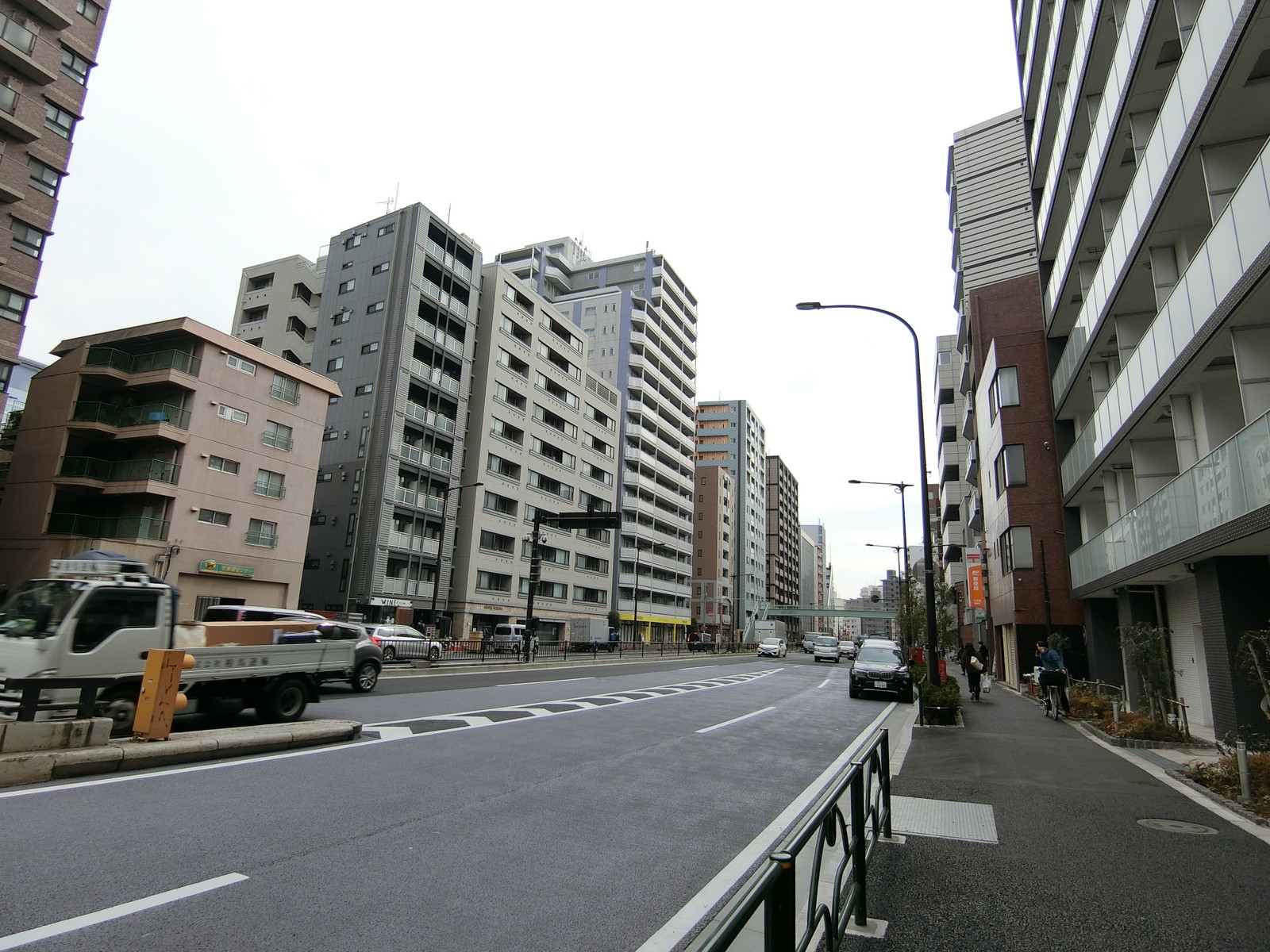 オフィスビル前面の山手通り