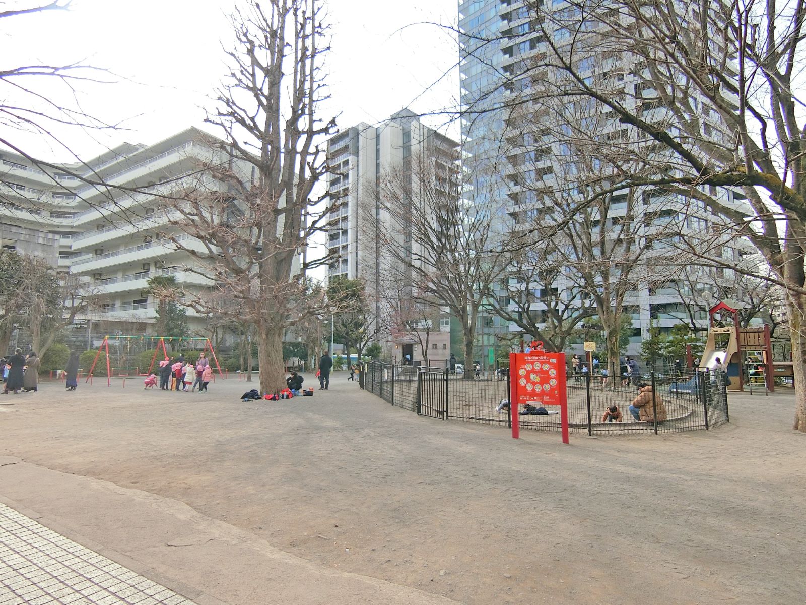 徒歩5分の港区笄公園