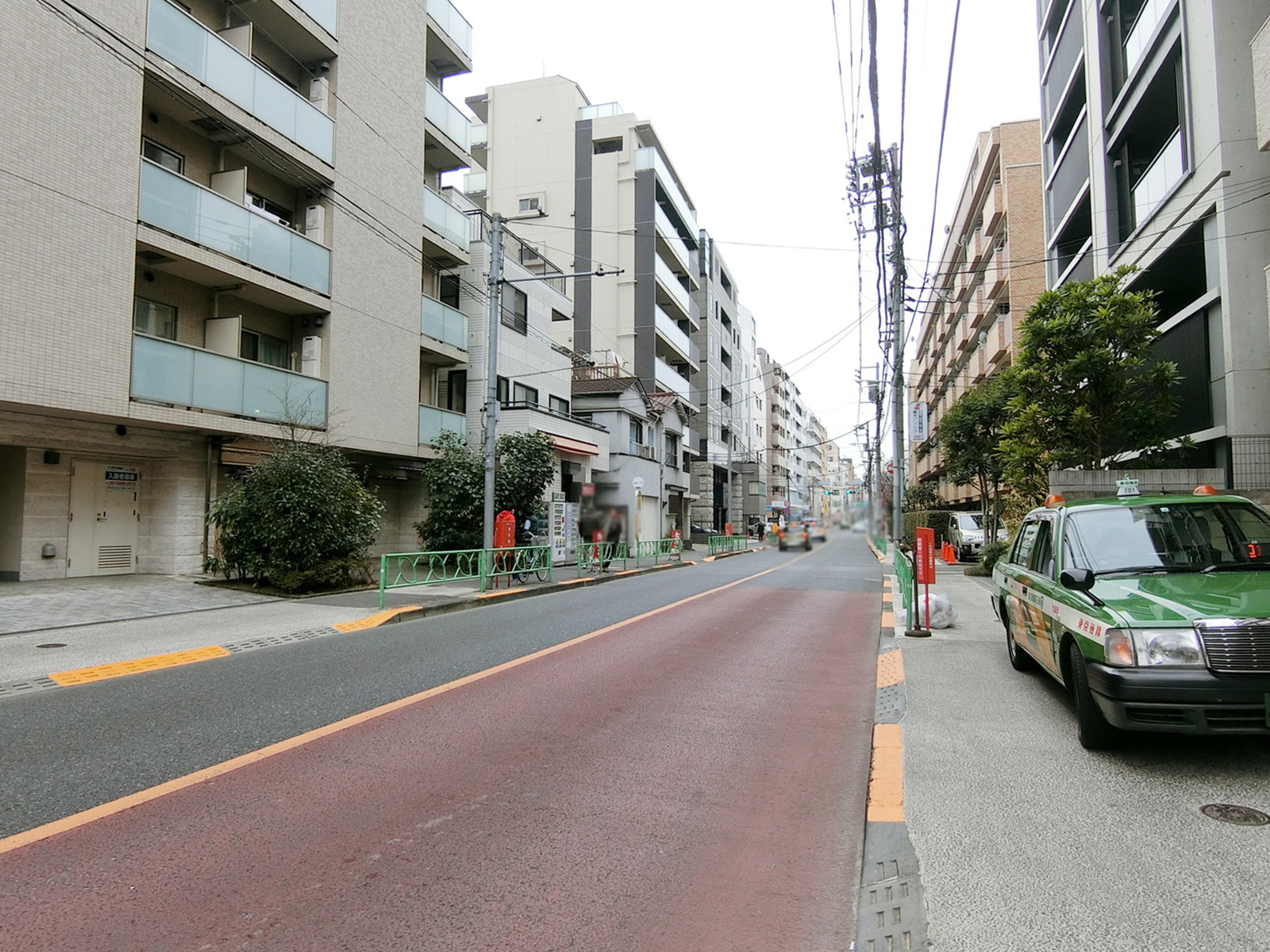 トーソービル前面の通り