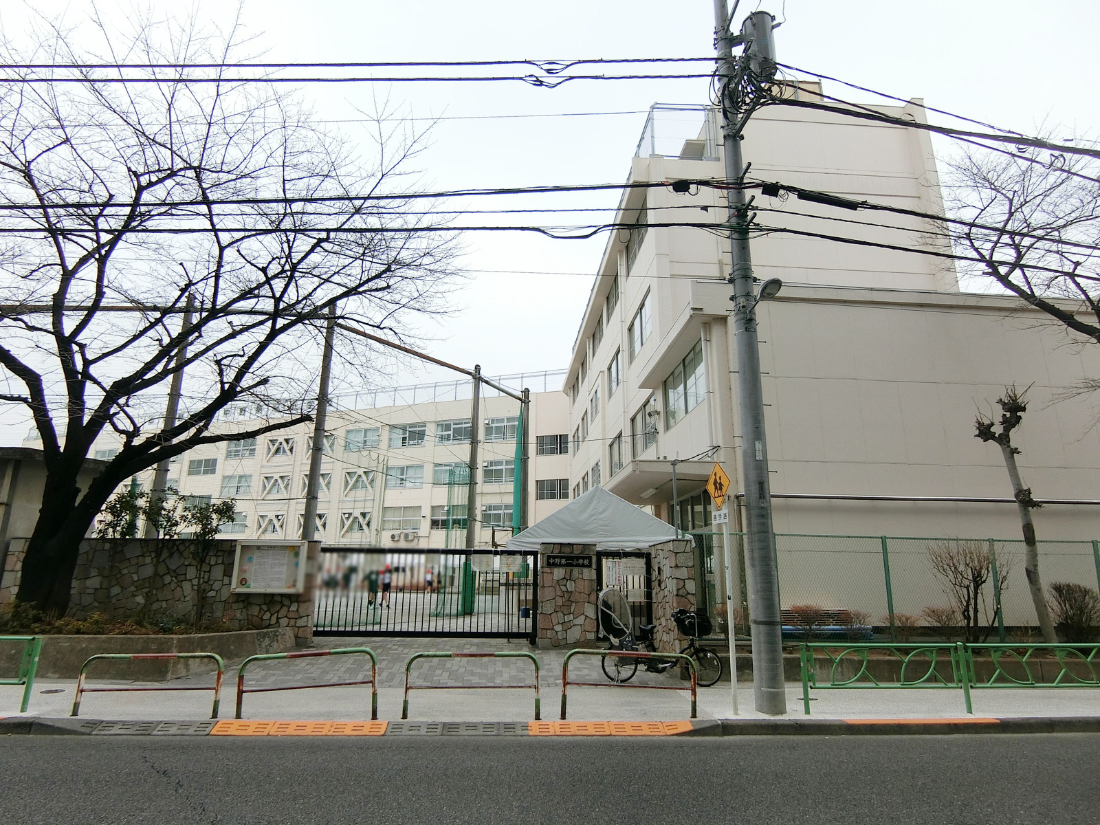 向かいにある中野区立中野第一小学校