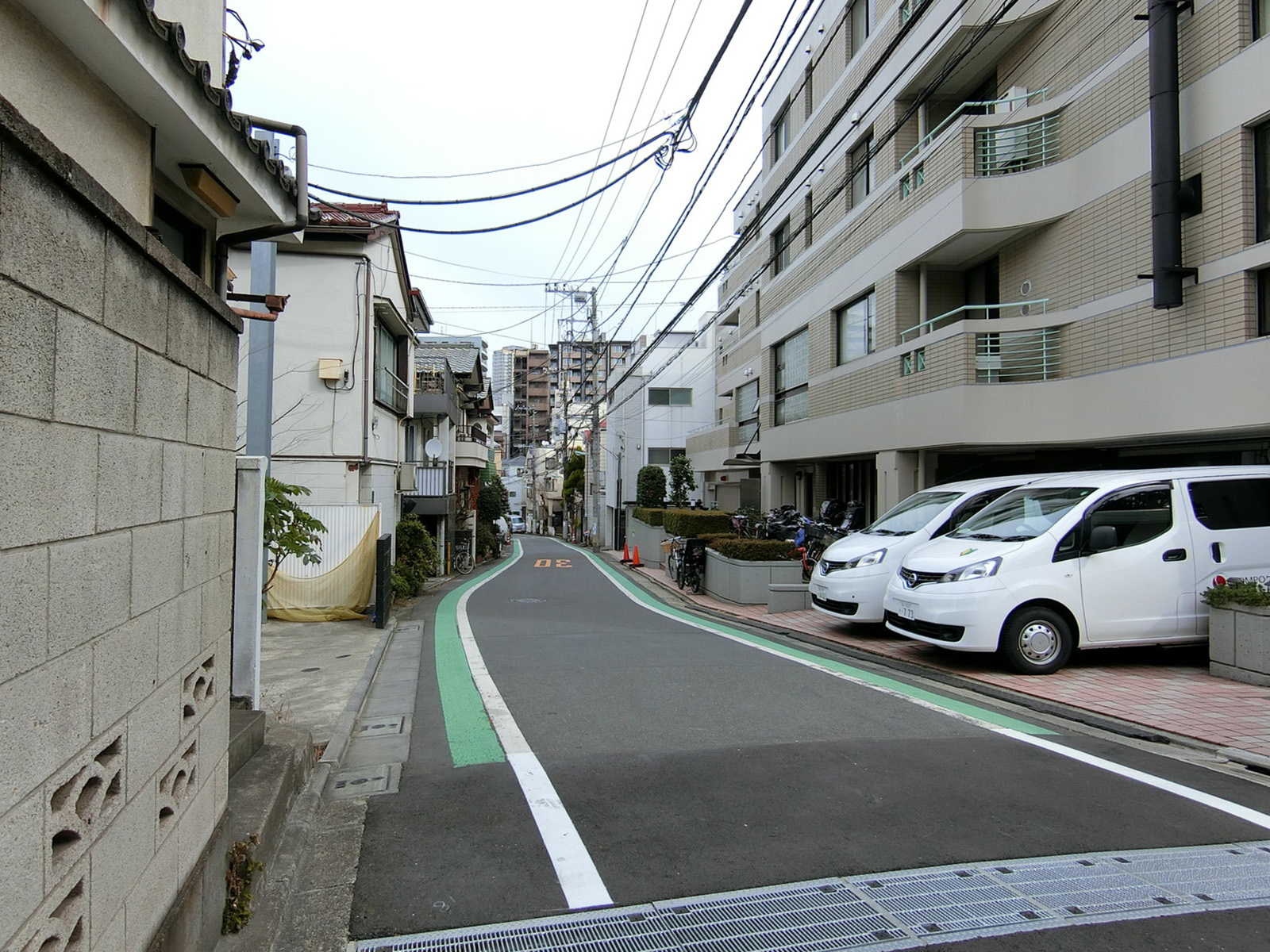 オフィスビル前面の通り