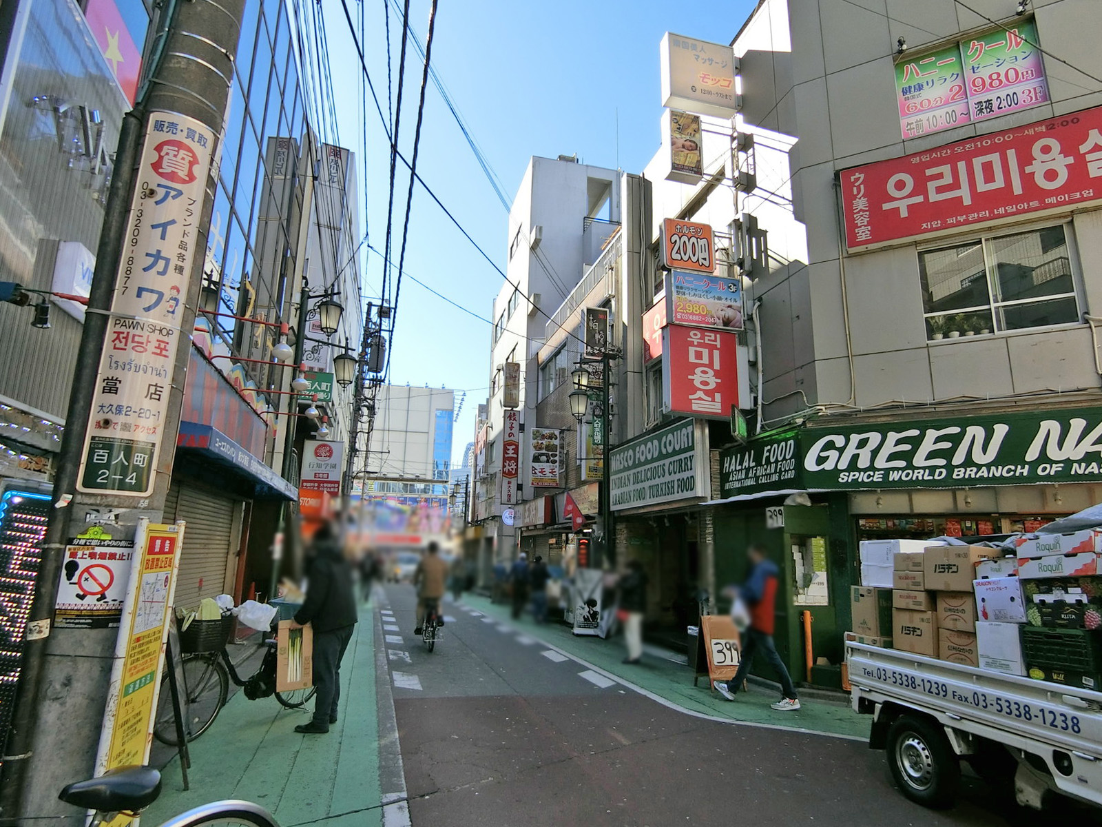 周辺は飲食店や小売店があり