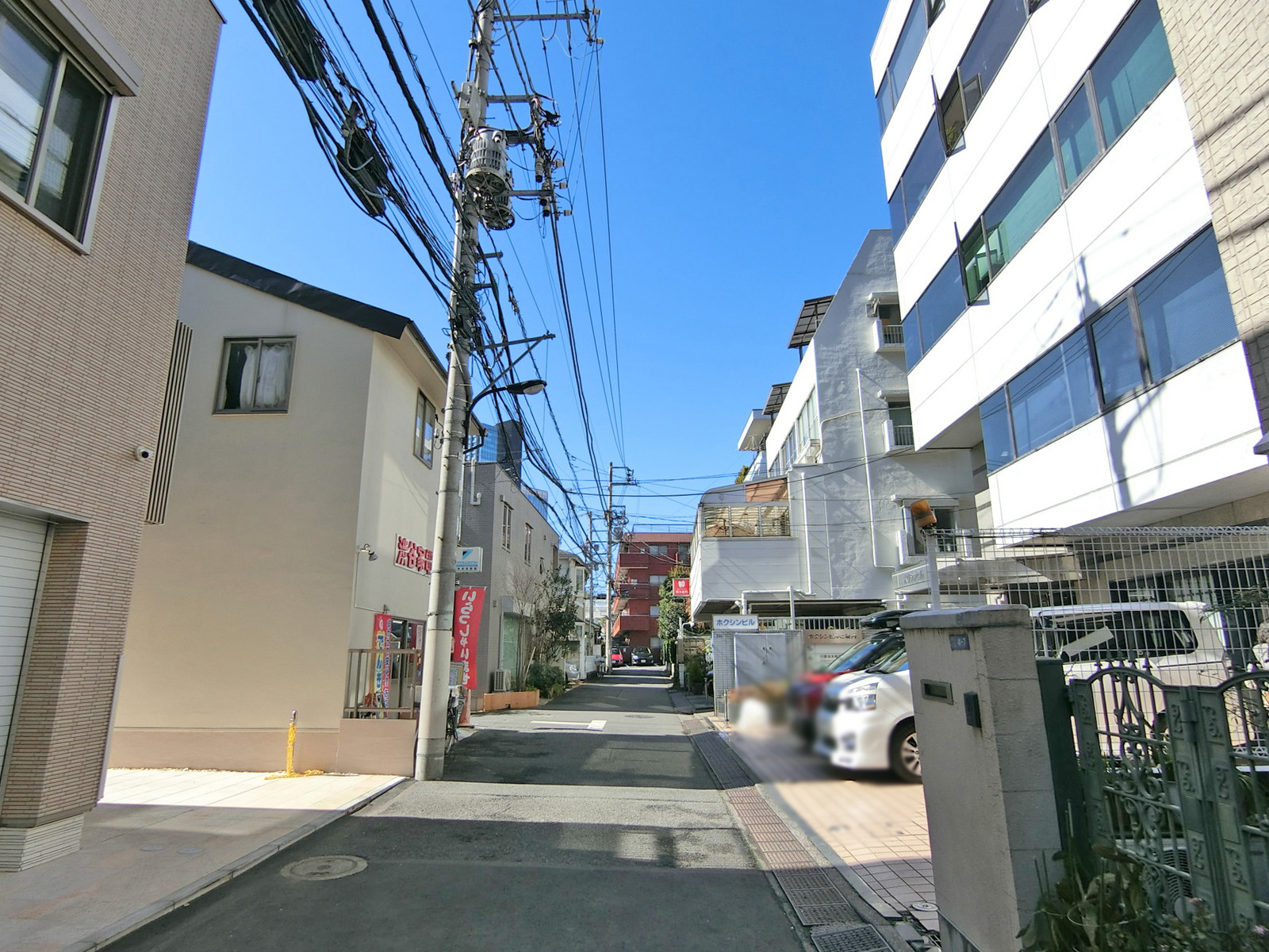 ホクシンビル前面の通り