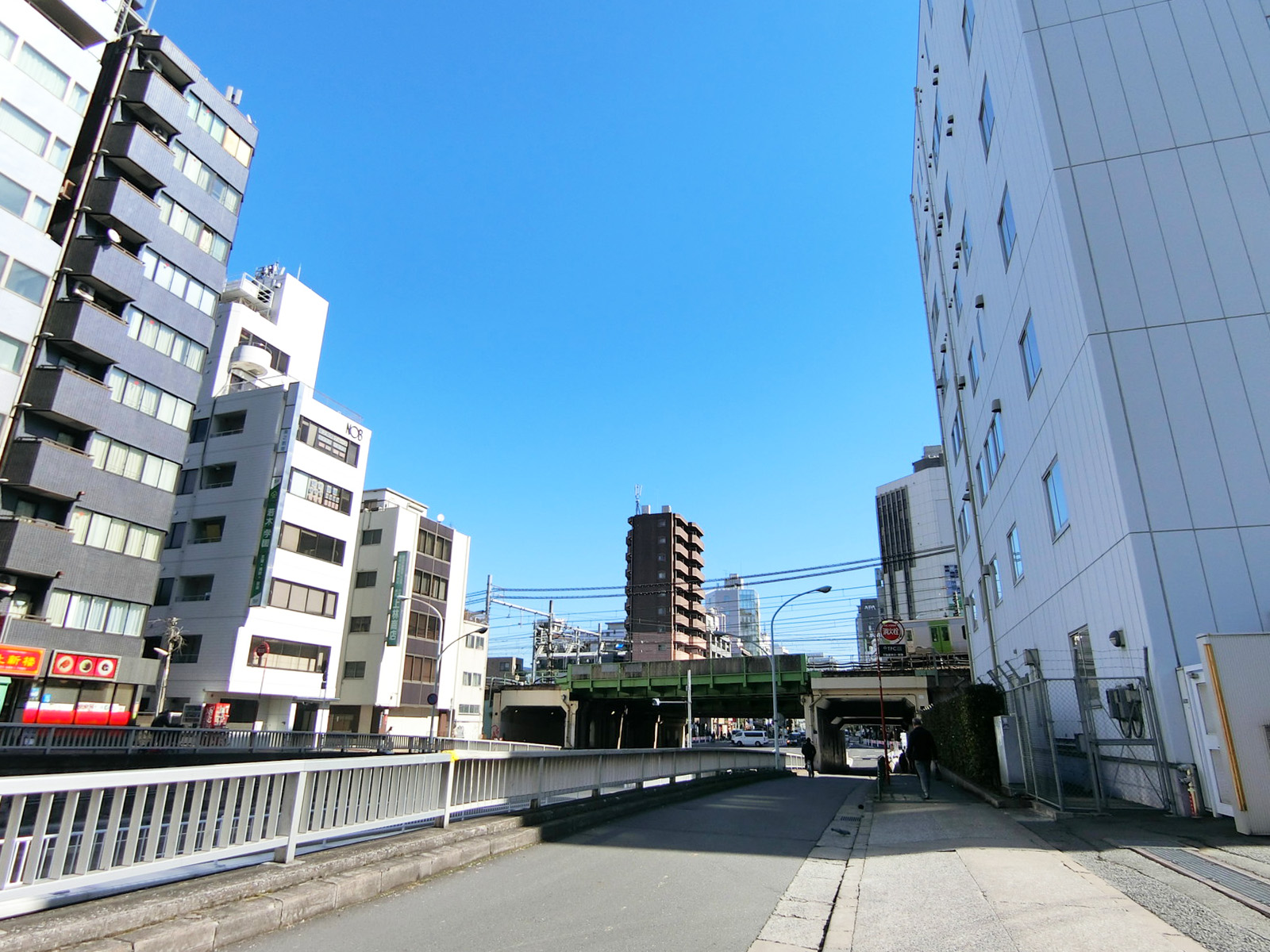 ローズベイ新宿ビル前面の職安通り