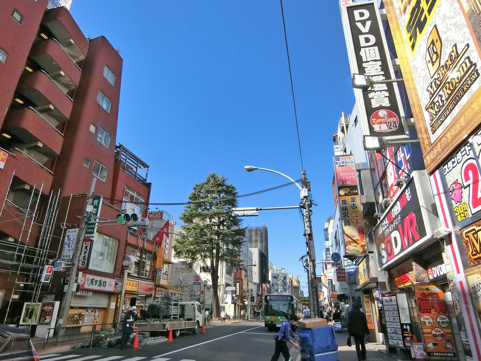 大久保STビル前面の大久保通り