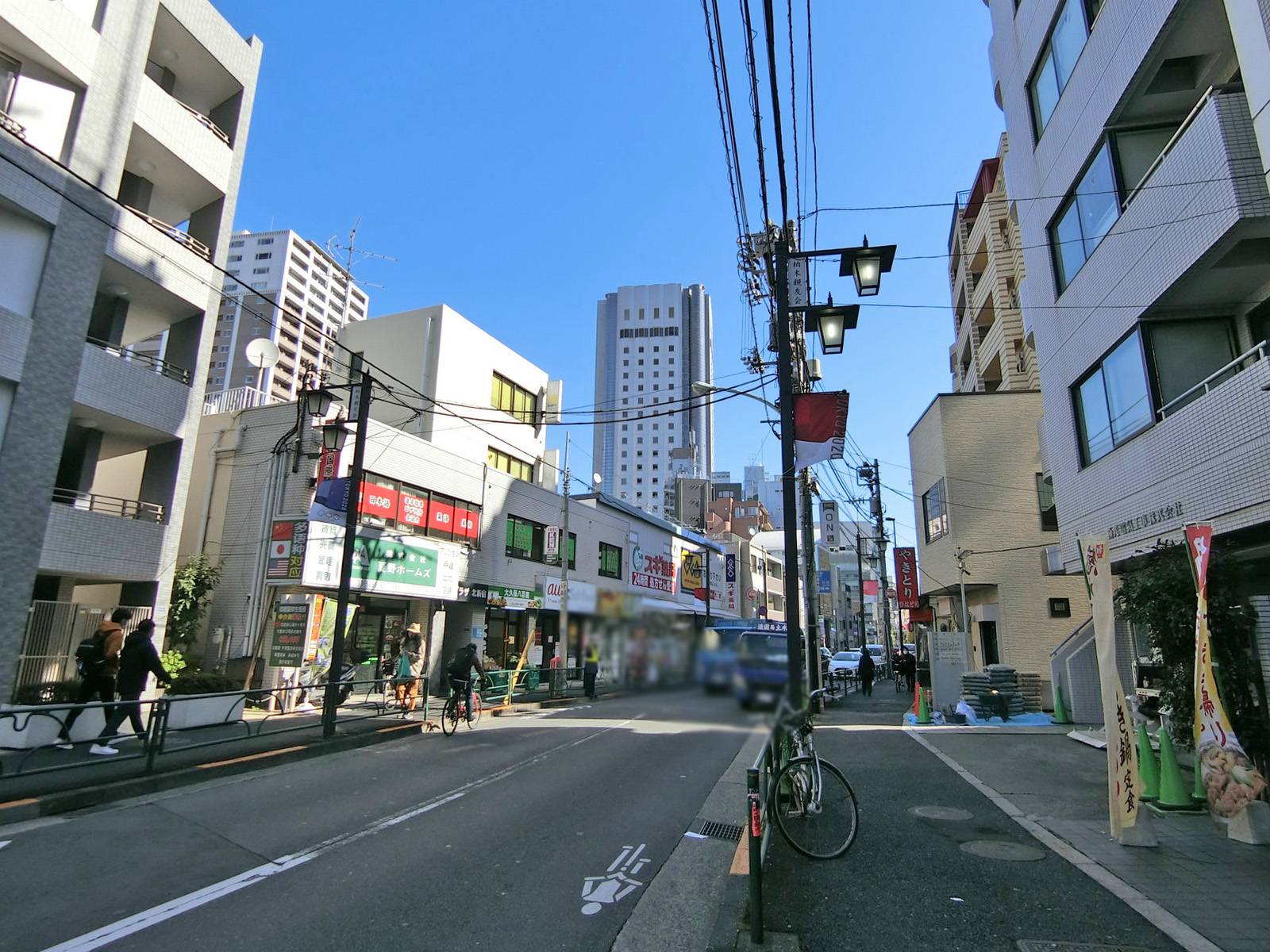 サンエスビル前面の大久保通り