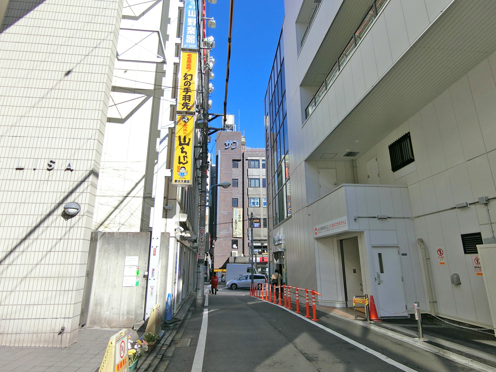 新大久保ビル前面の通り