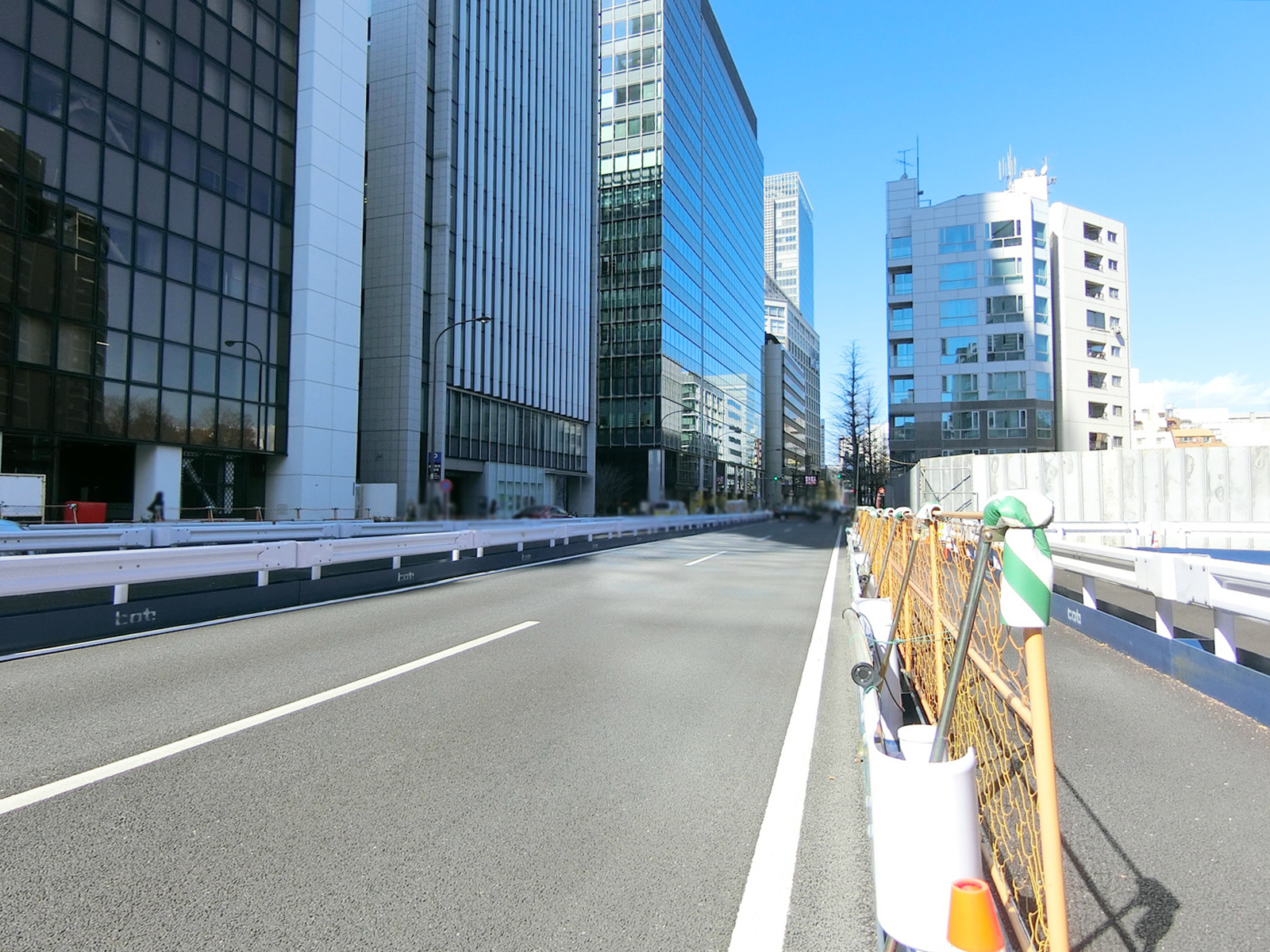 中西ビル前面の明治通り