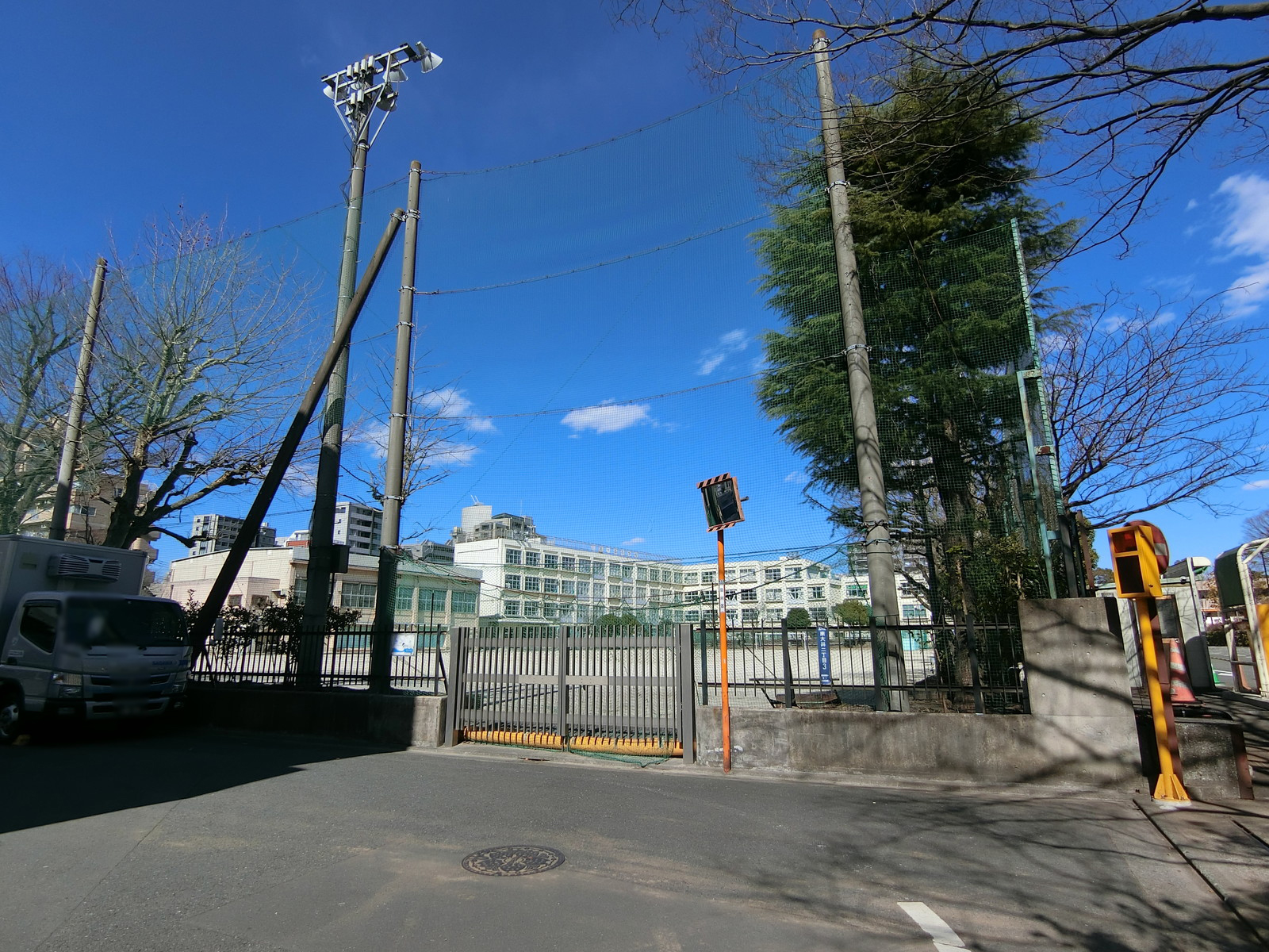 近くの品川区立鈴ケ森中学校