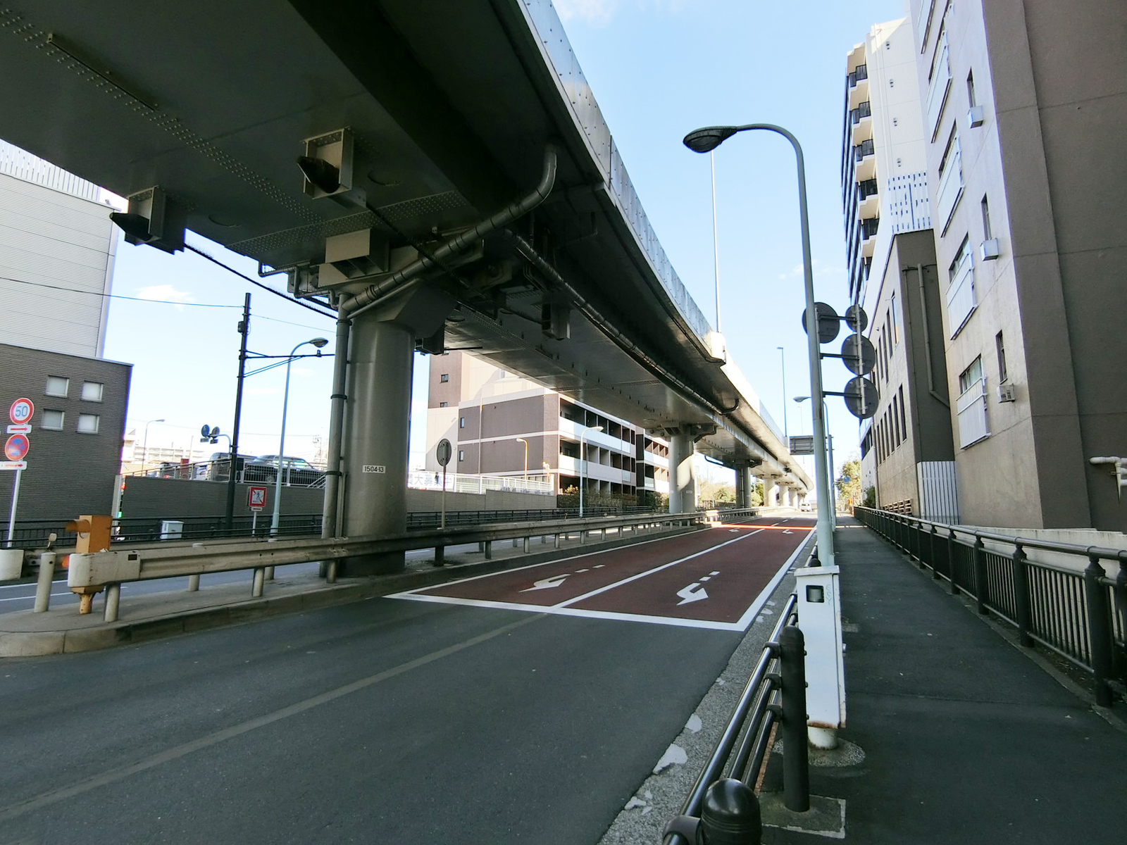 ビル裏の日本橋芝浦大森線