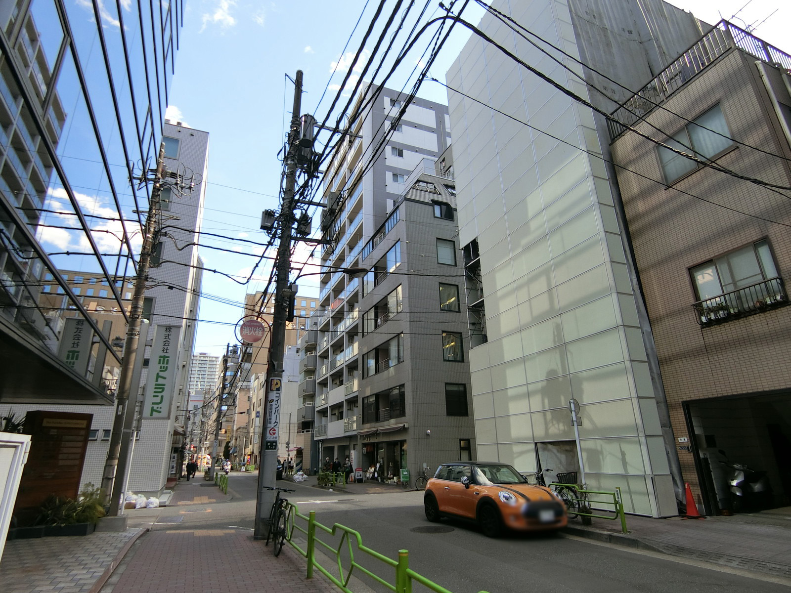 新富3Tビル前面の通り