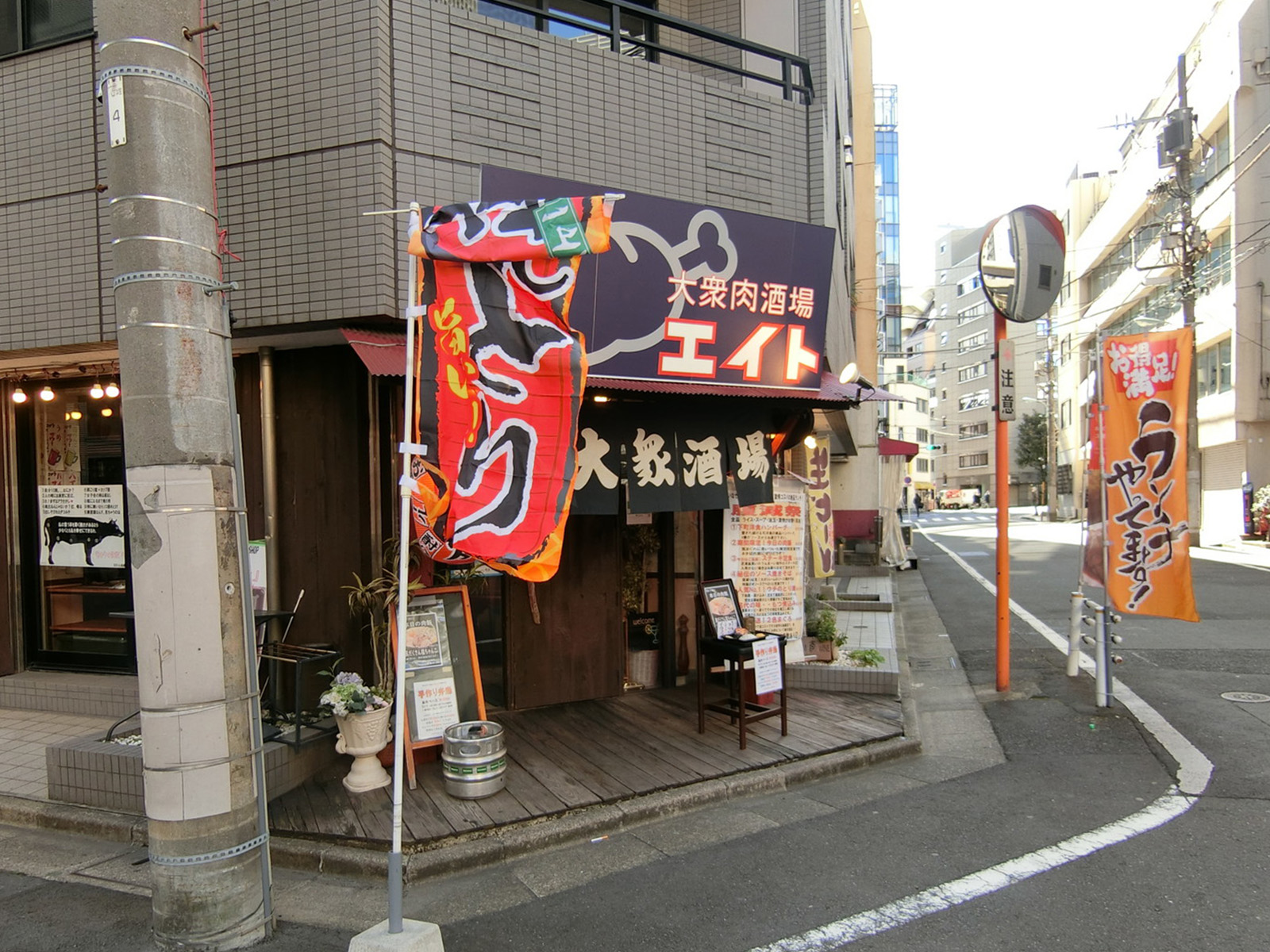 徒歩圏内には飲食店が点在