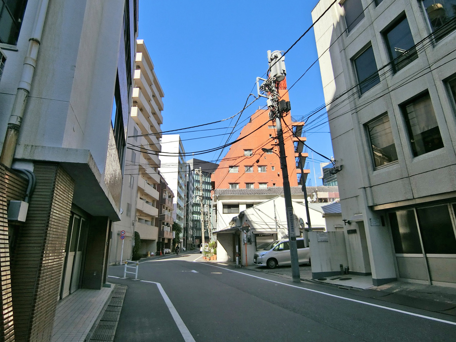 日比谷河岸ビル前面の通り
