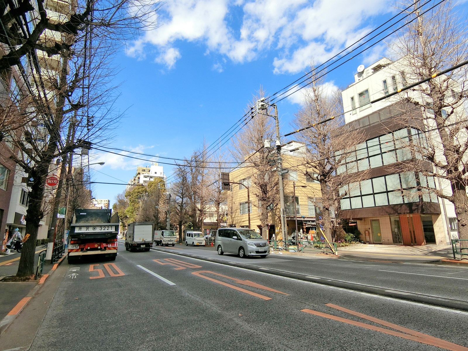 本郷通り沿いに立地