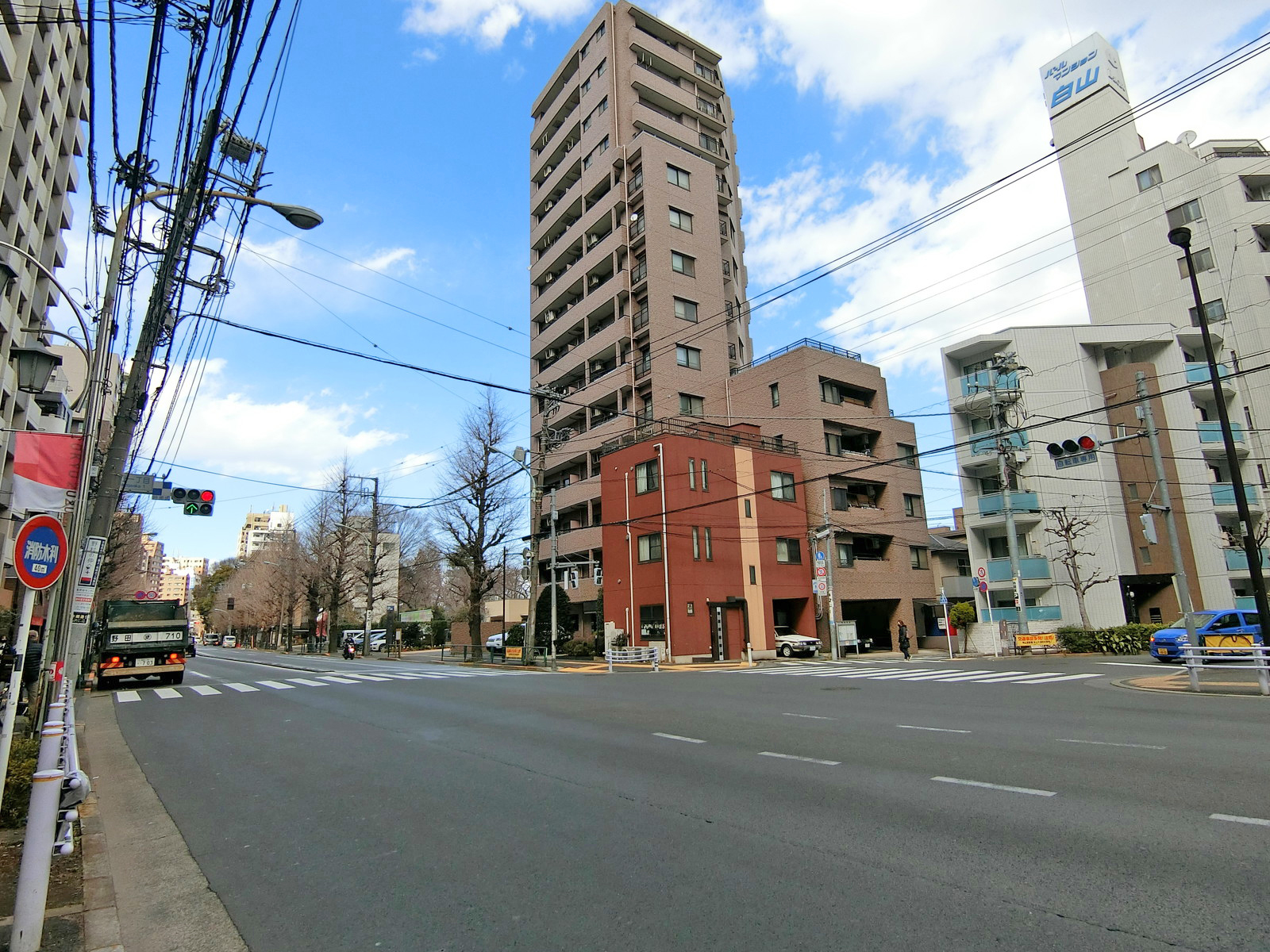 本郷通り沿いに立地