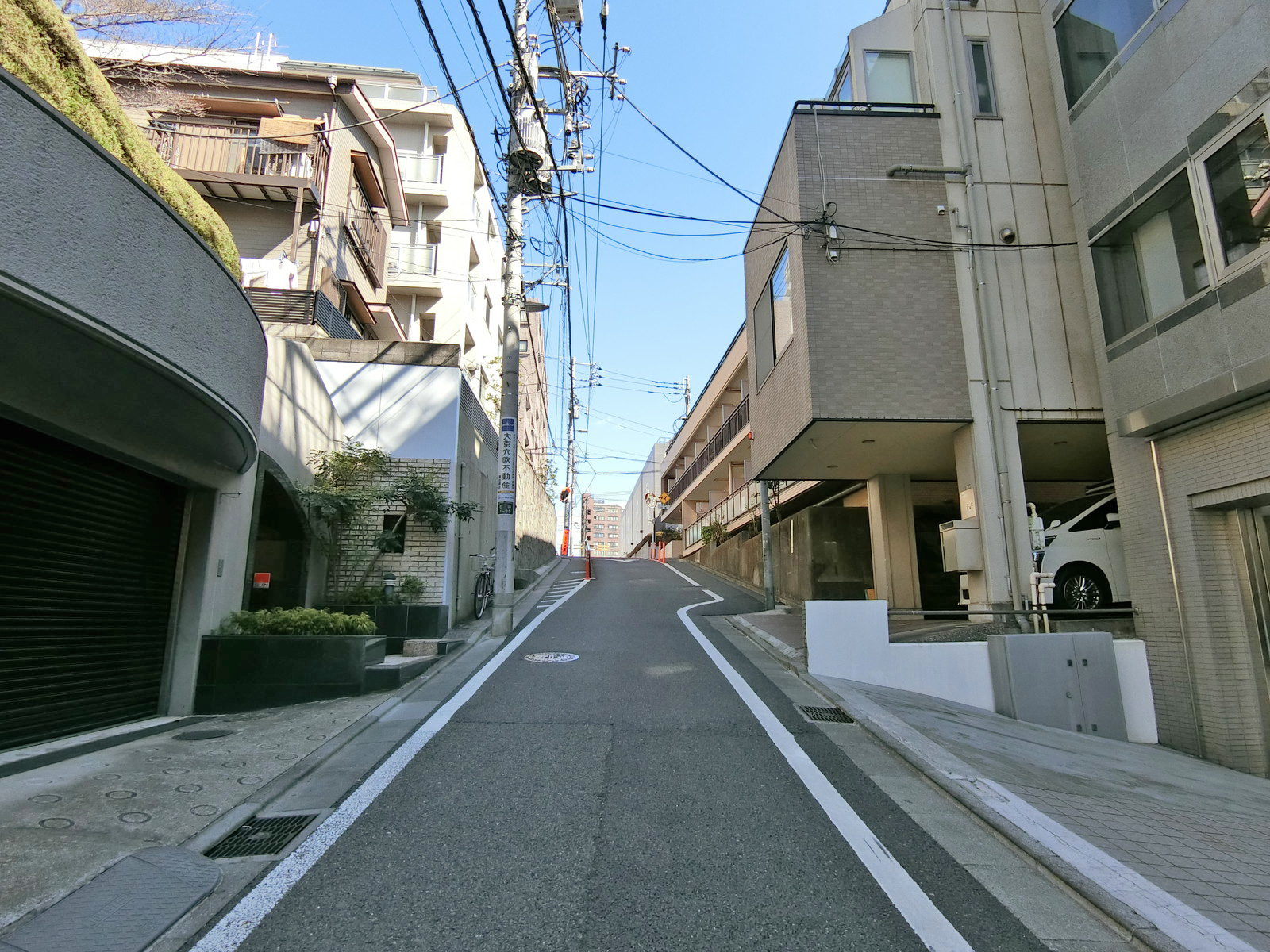 amgビル前面の通り