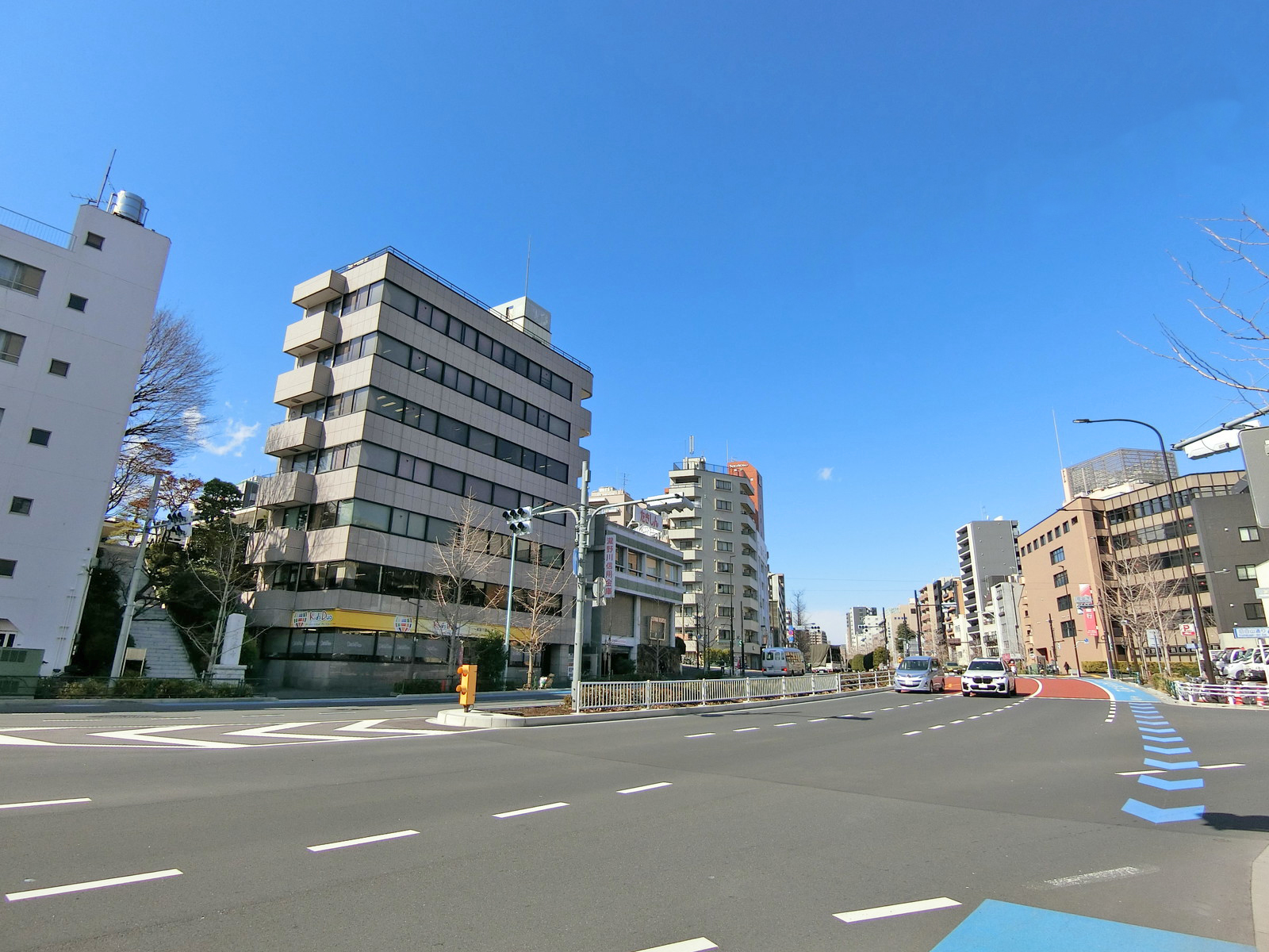 白山通り沿いに立地