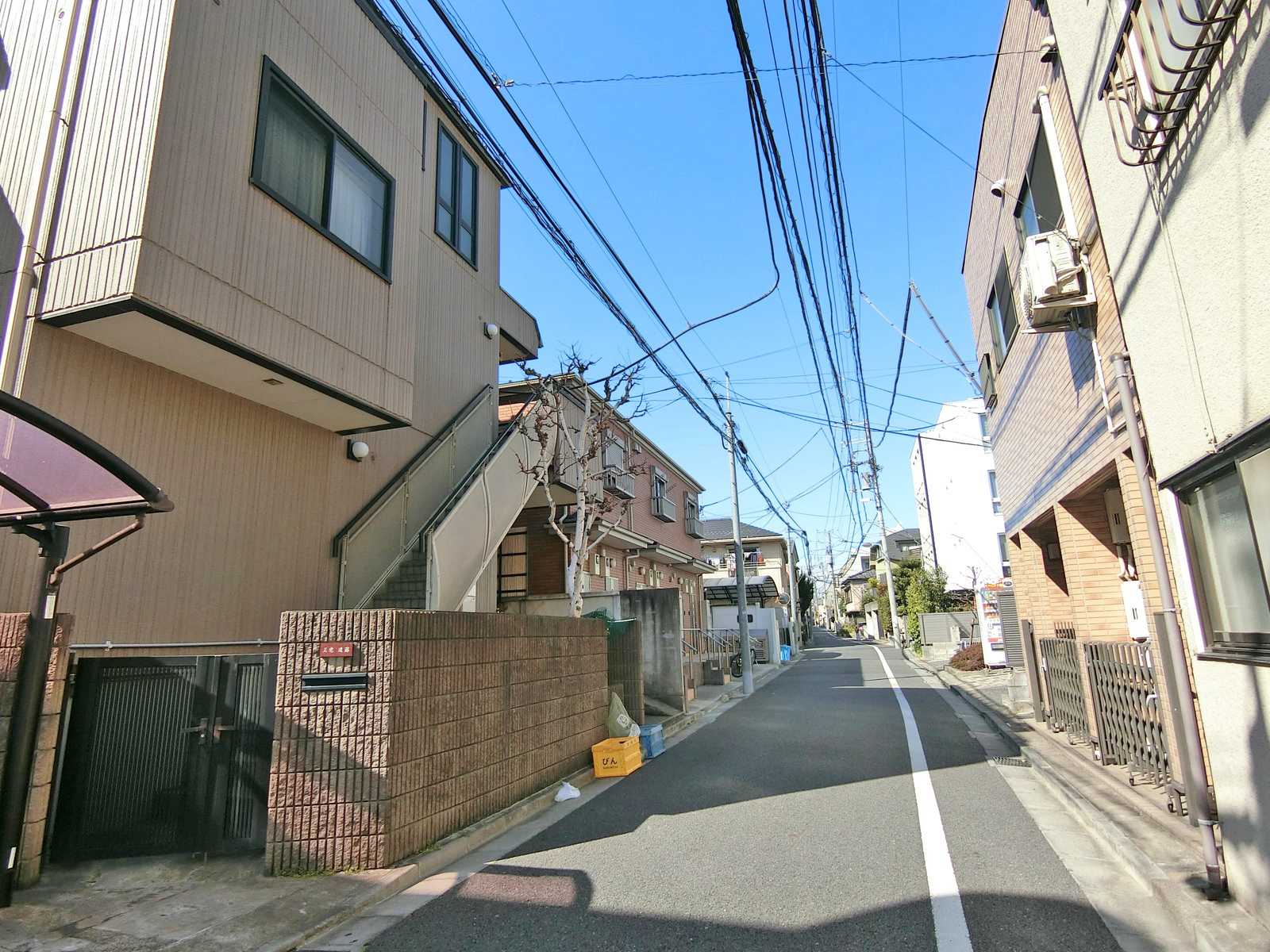 周辺は住宅街