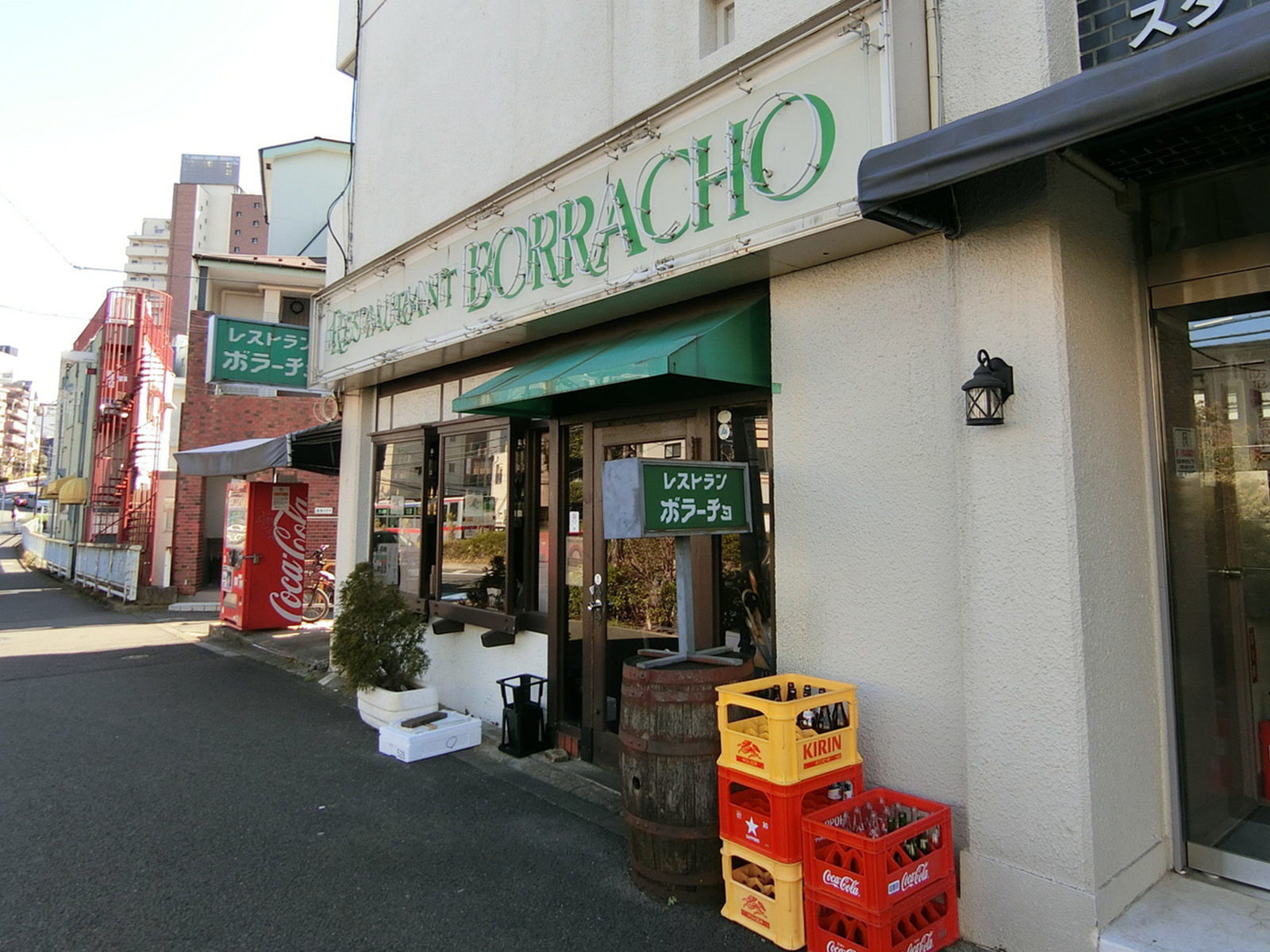付近には飲食店が点在