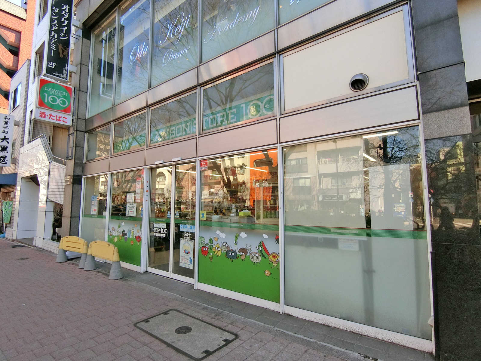 徒歩1分のローソンストア100早稲田鶴巻町店