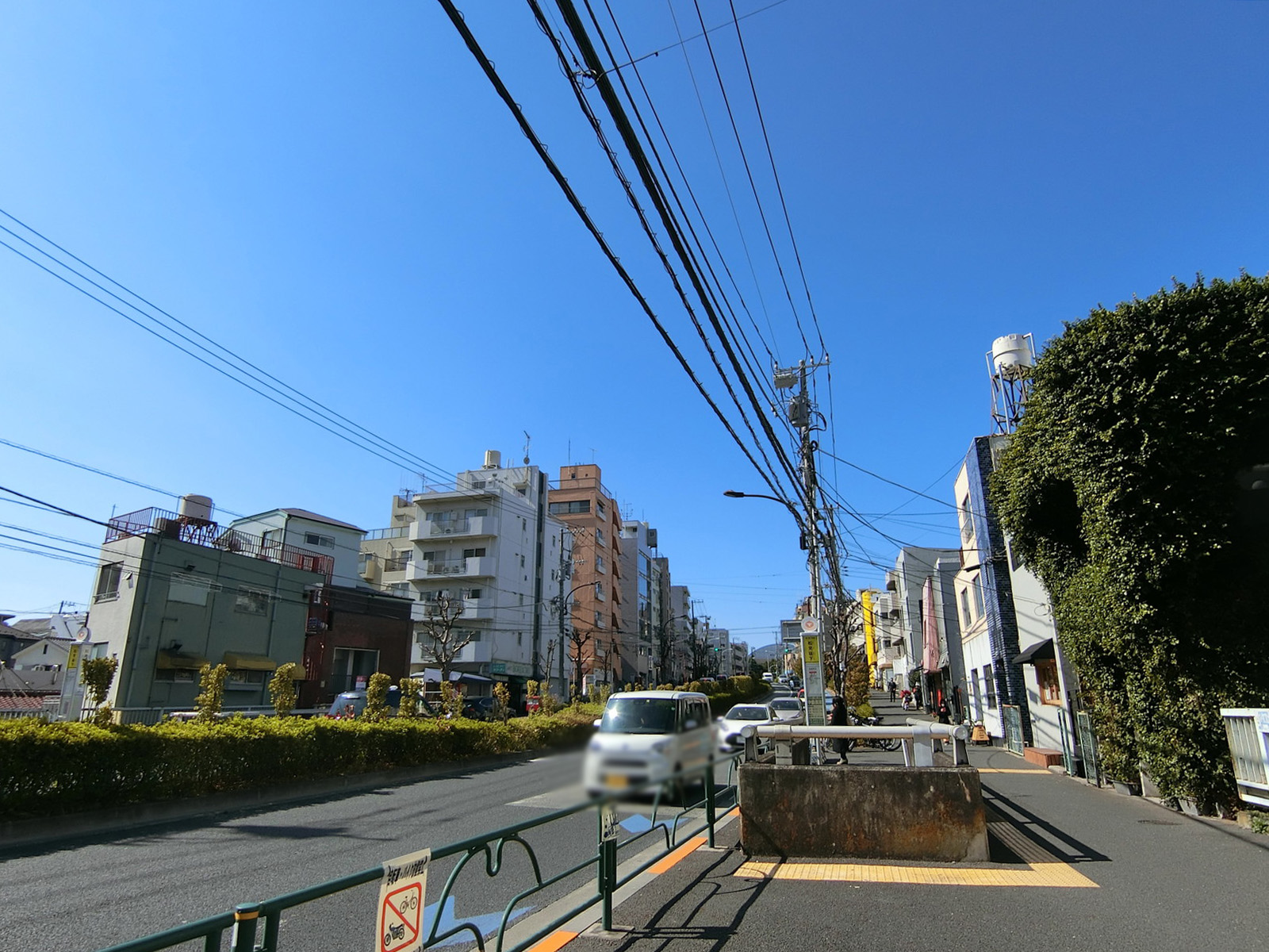 SHビル駒場前面の通り