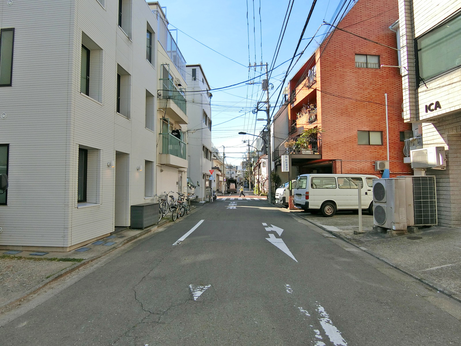 ICAビル前面の通り