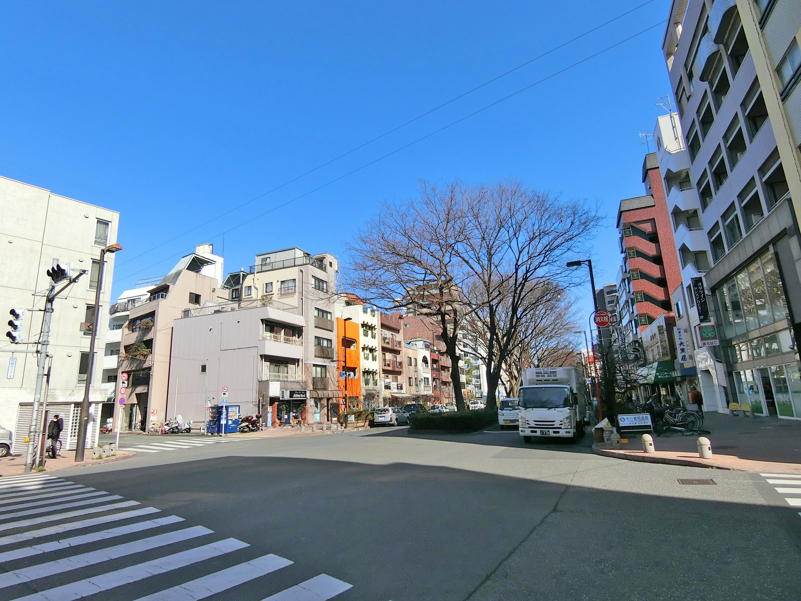 早大通り沿いに立地