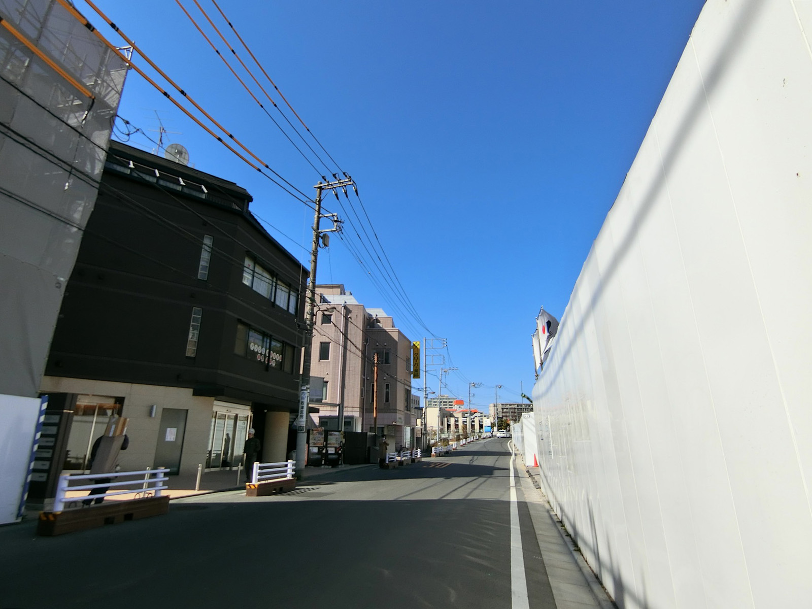 オフィスビル前面の大橋通り