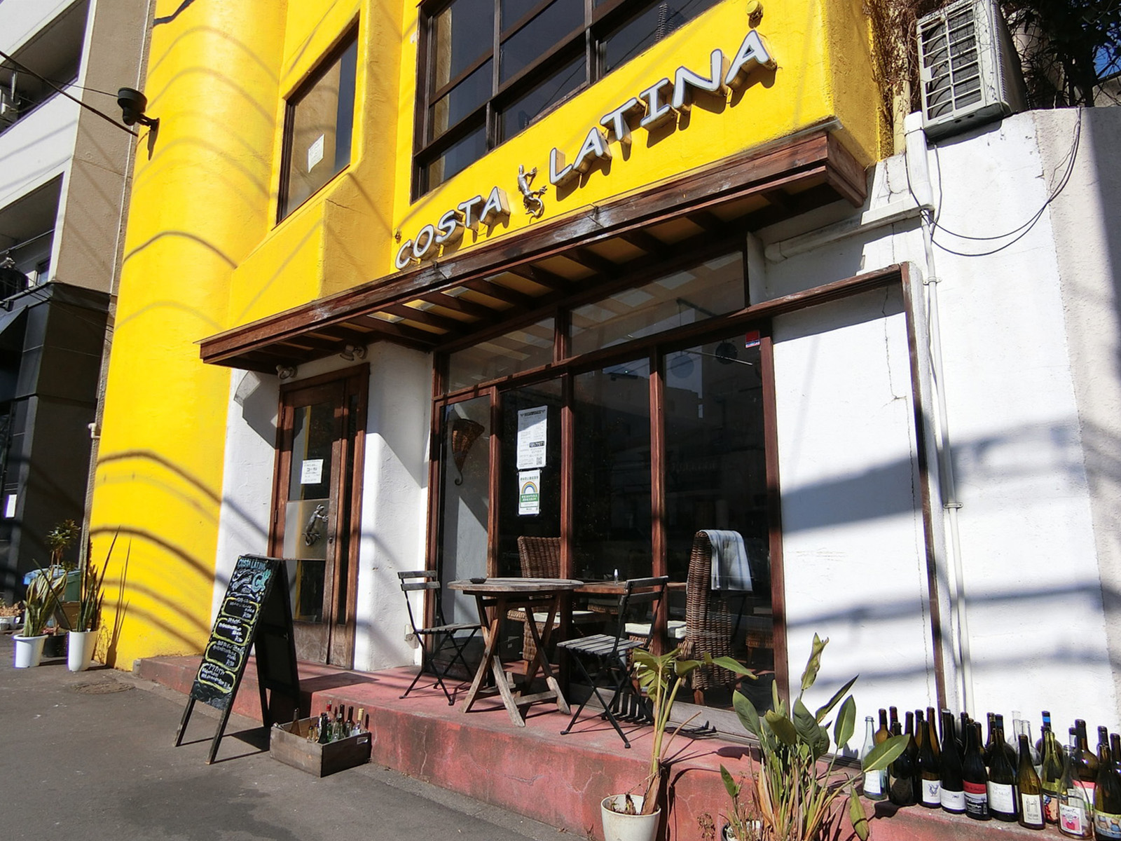 付近には飲食店が点在