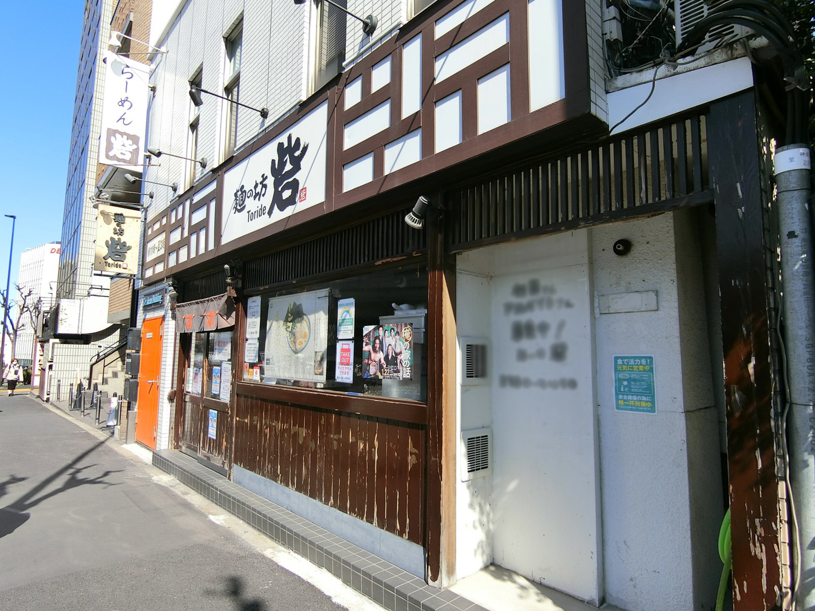 周辺には飲食店が点在
