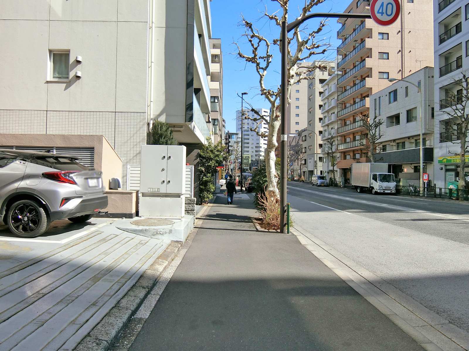神楽坂榎ビル前面の通り