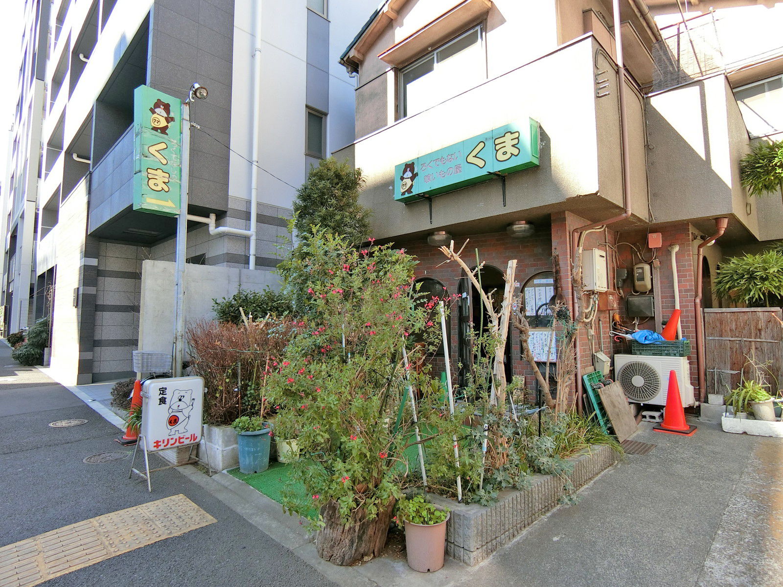 向かいの通りの定食屋「くま」