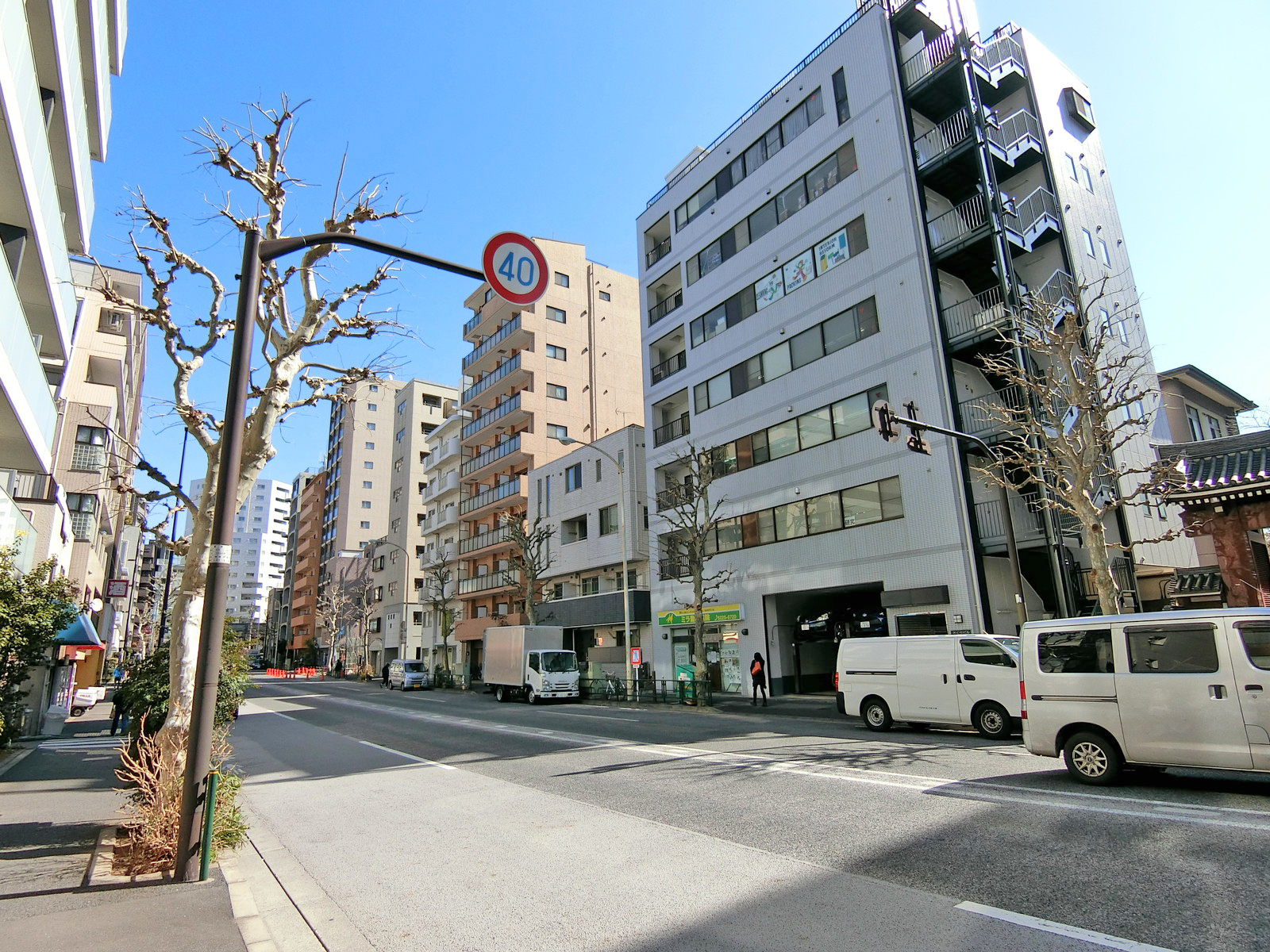 早稲田通り沿いに立地
