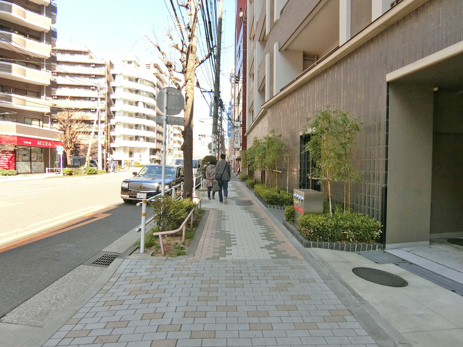神楽坂ファーストビル前面の通り