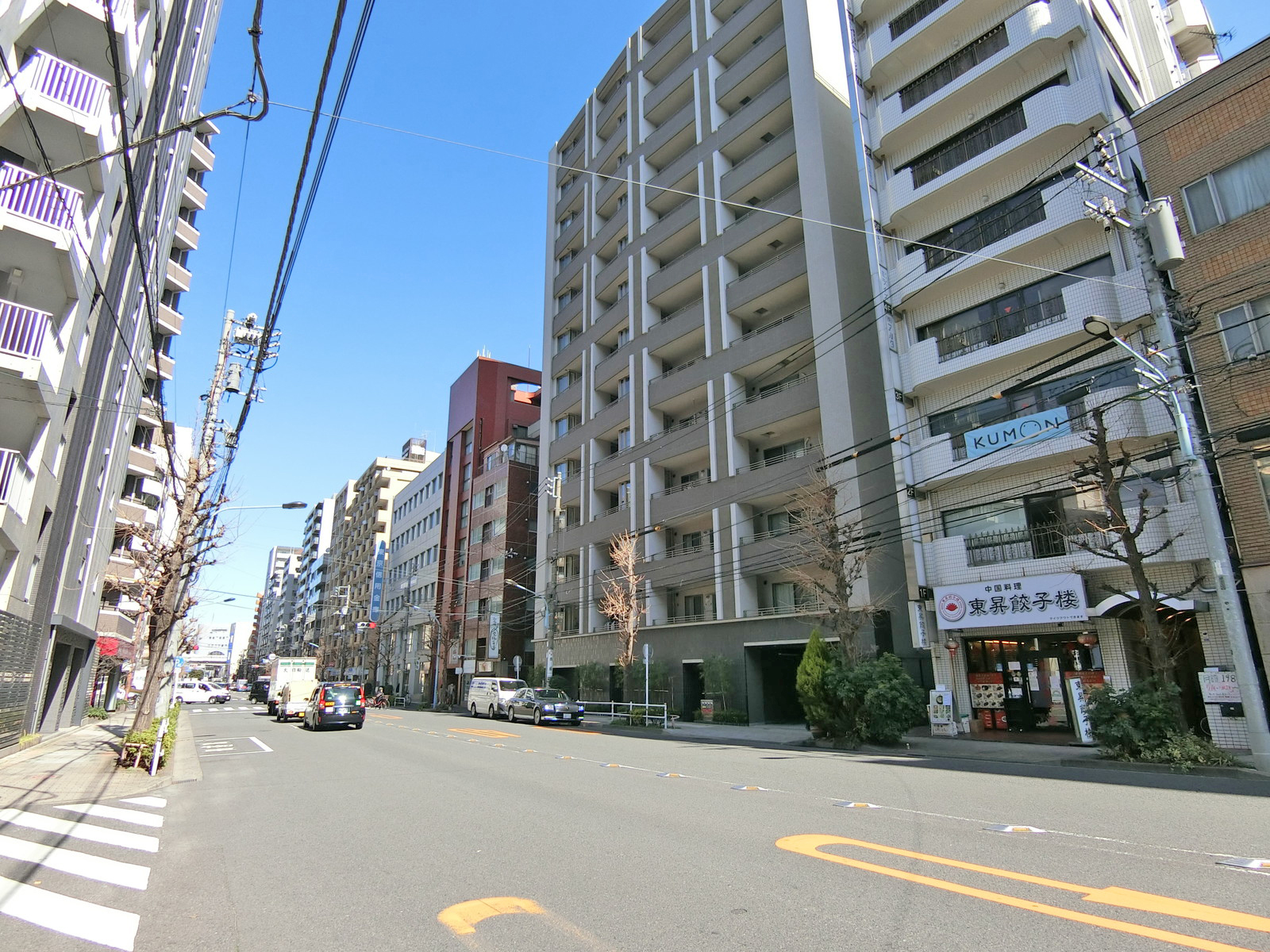 周辺はオフィスや店舗が多いエリア