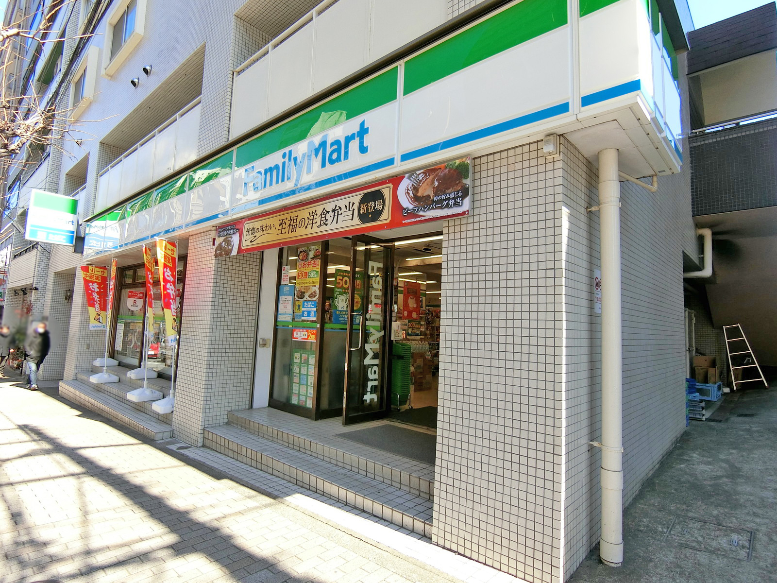 徒歩1分のファミリーマート新宿天神町店