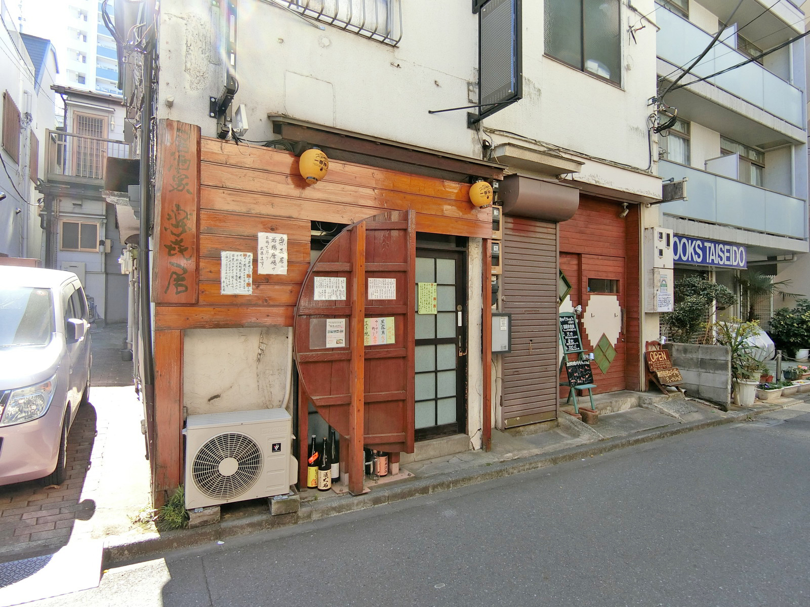 付近には飲食店が充実