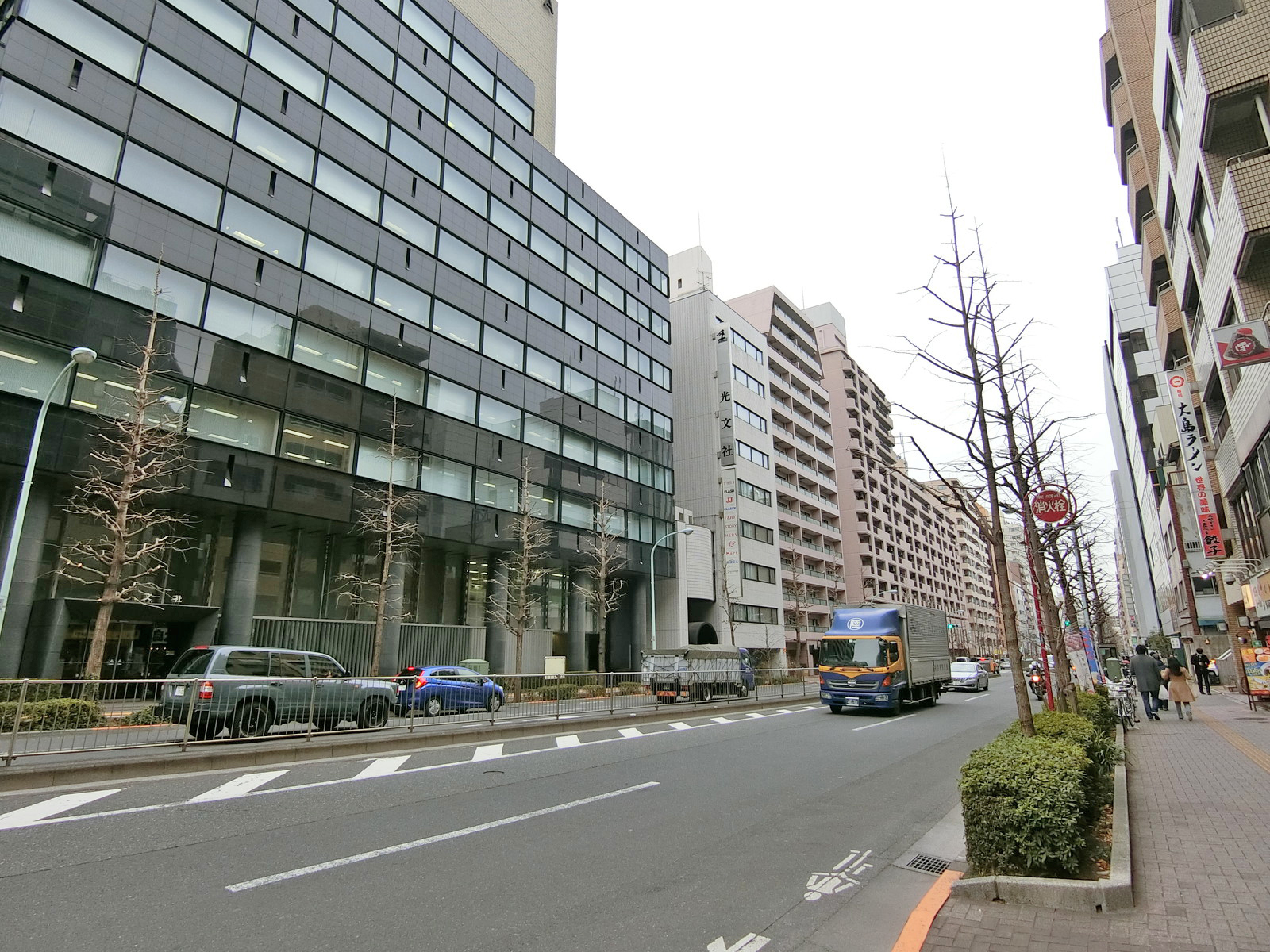 音羽通り沿いに立地