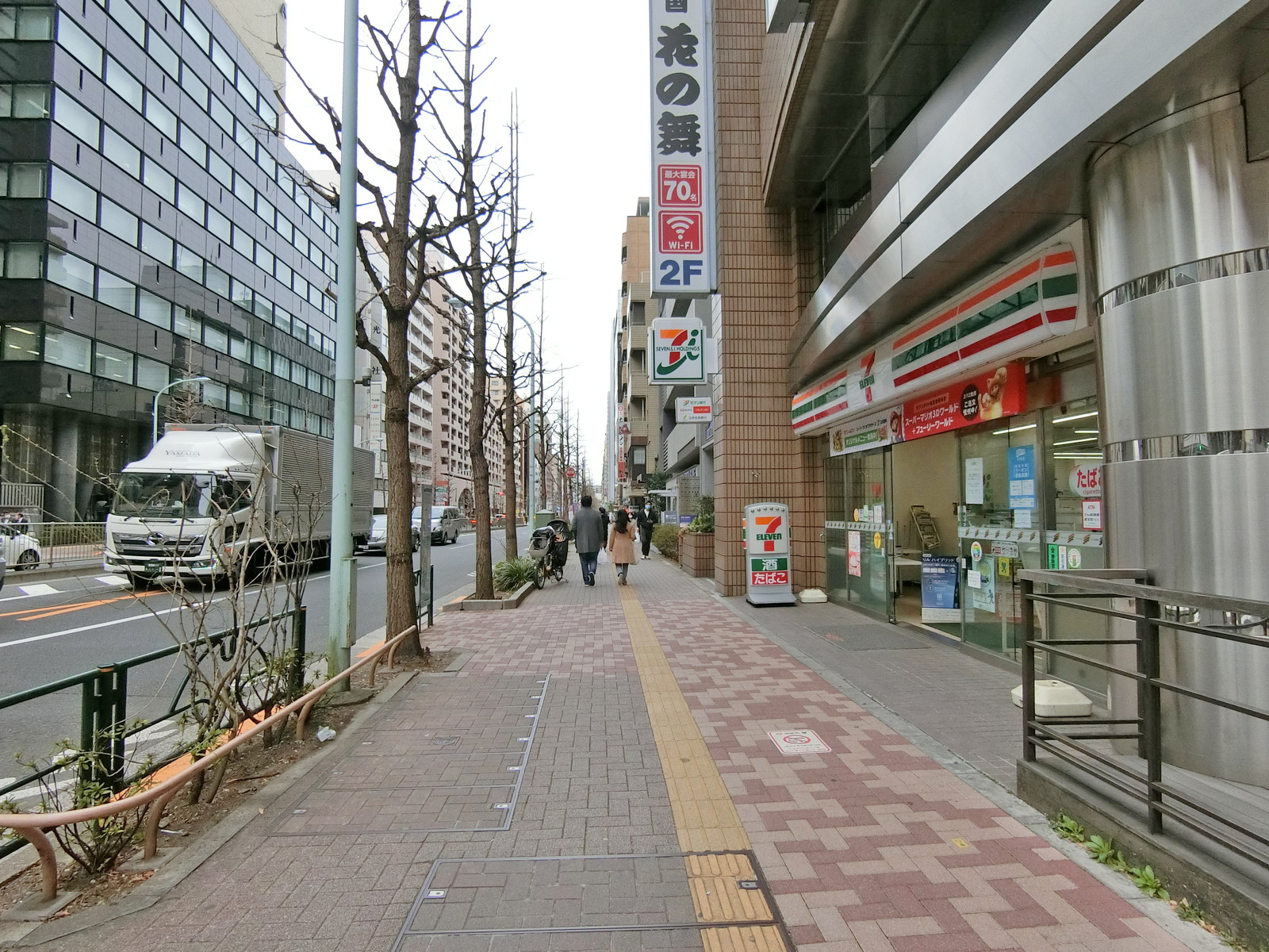 花和ビル前面の通り