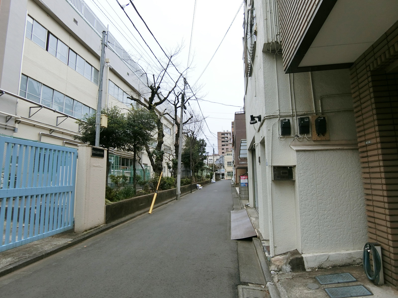 青木ビル前面の通り