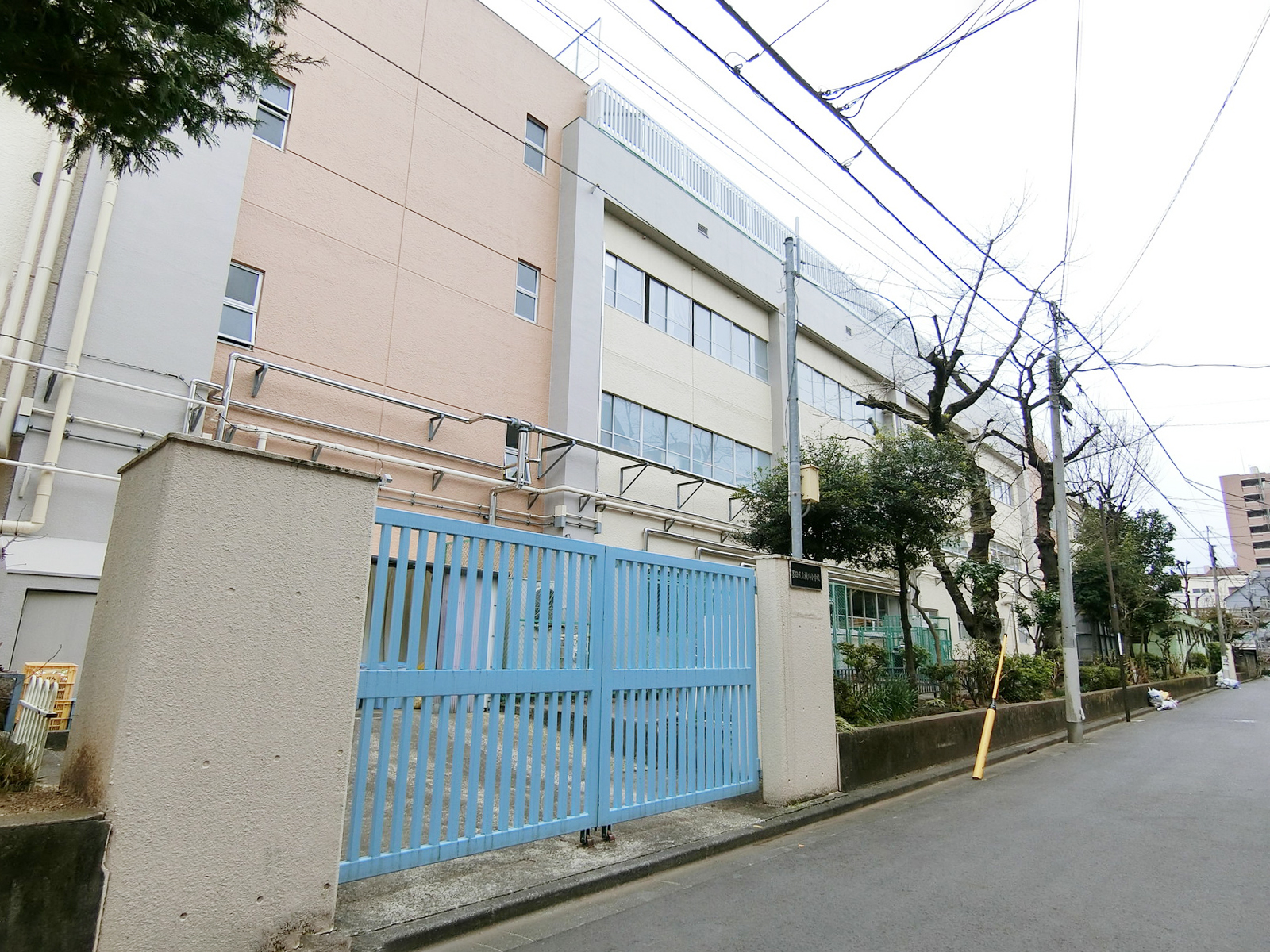 ビル前の墨田区立横川小学校