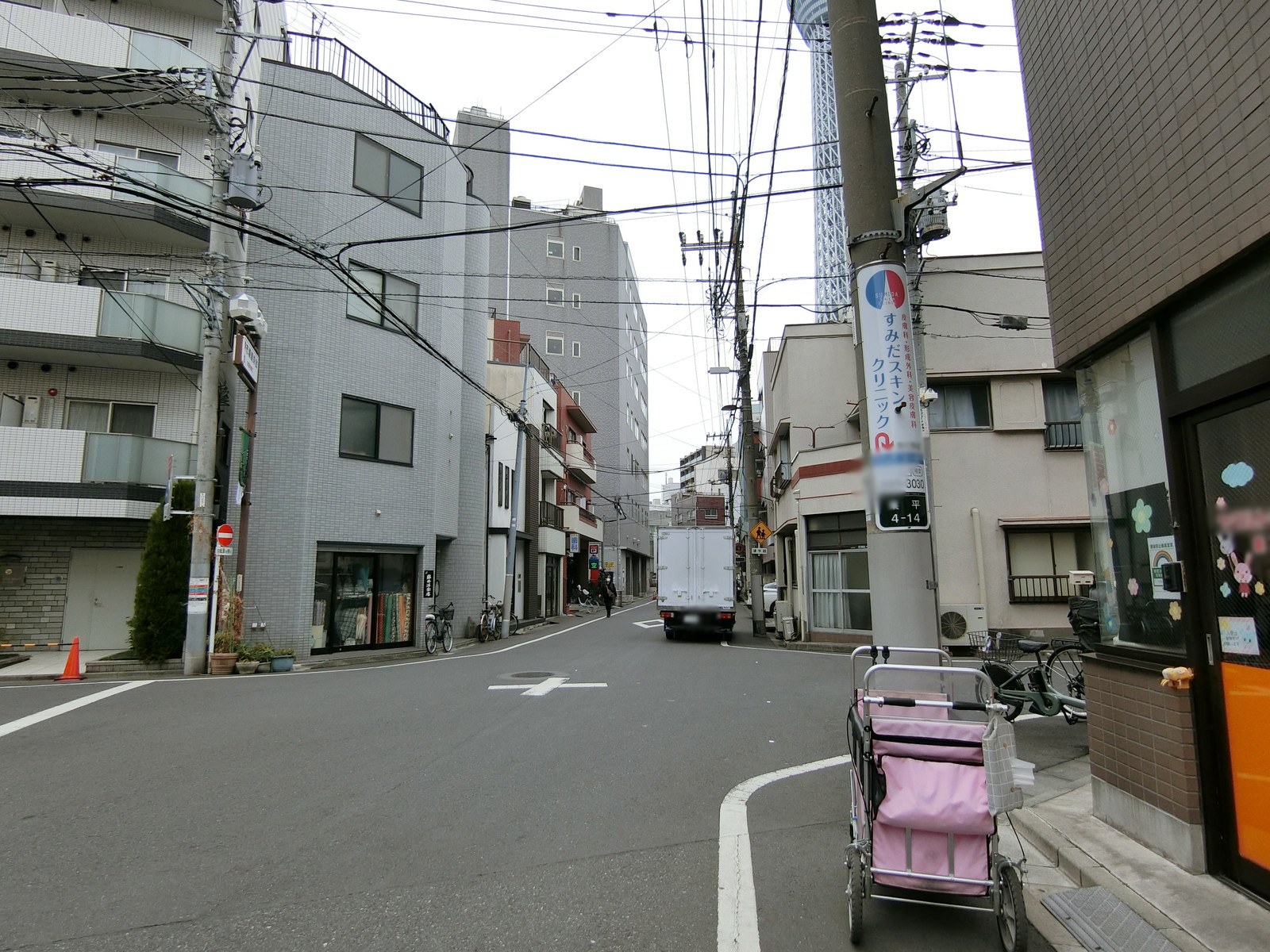 MEGビル前面の通り