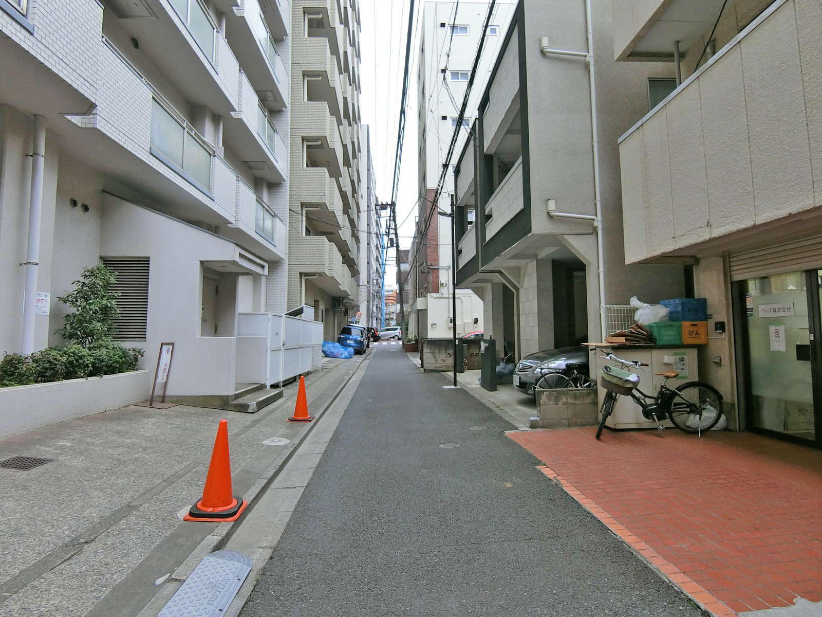 榎本ビル前面の通り