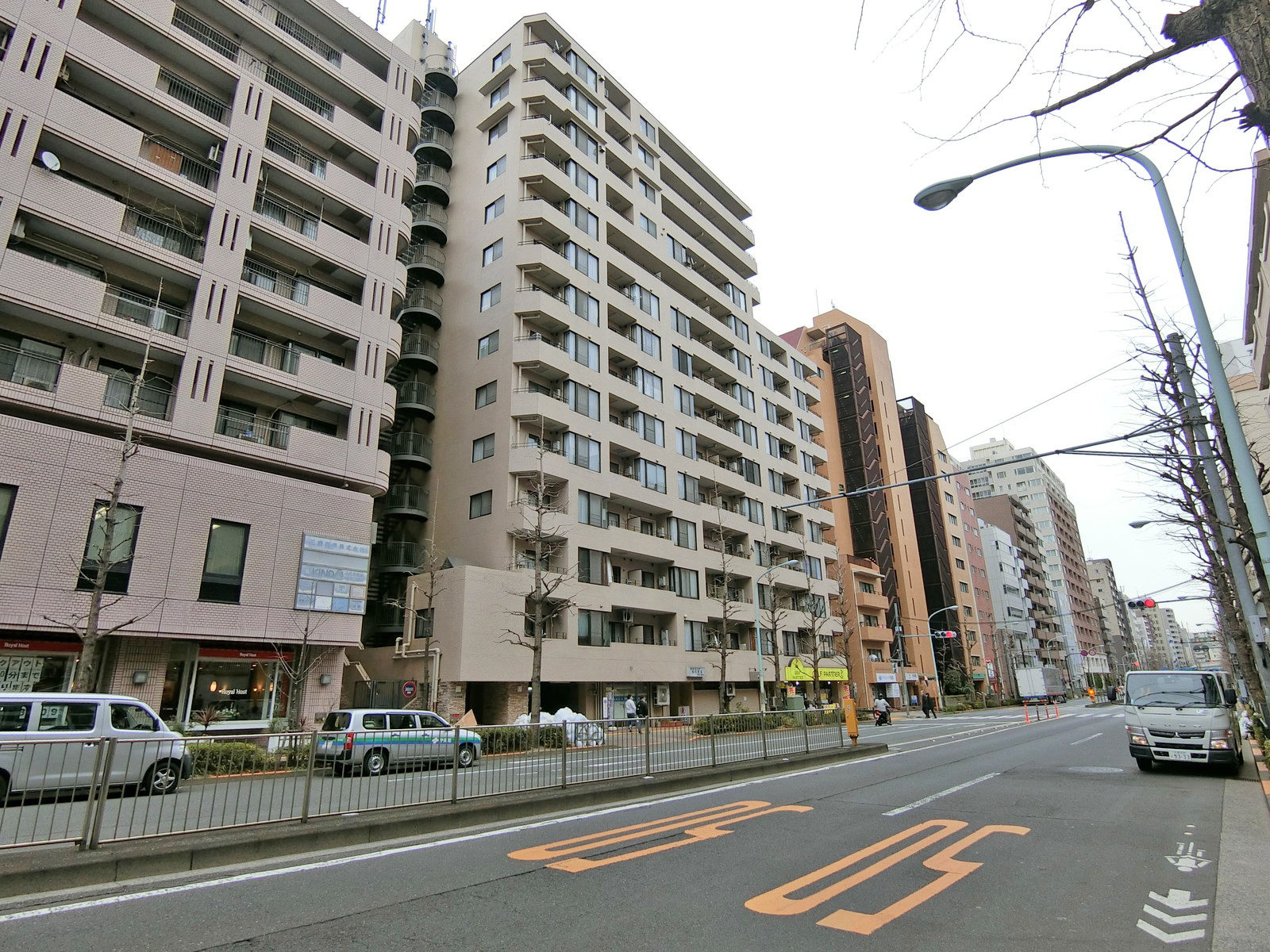 音羽通り沿いに立地
