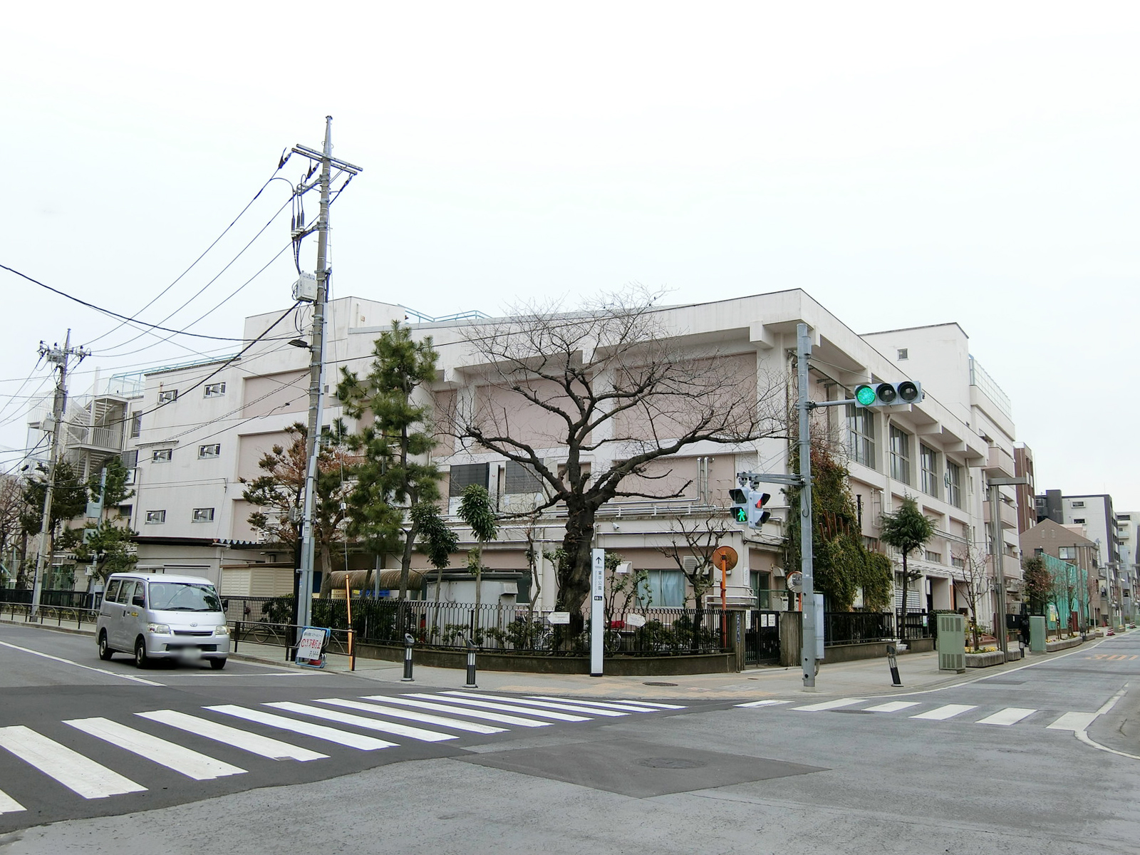 近くの墨田区立業平小学校