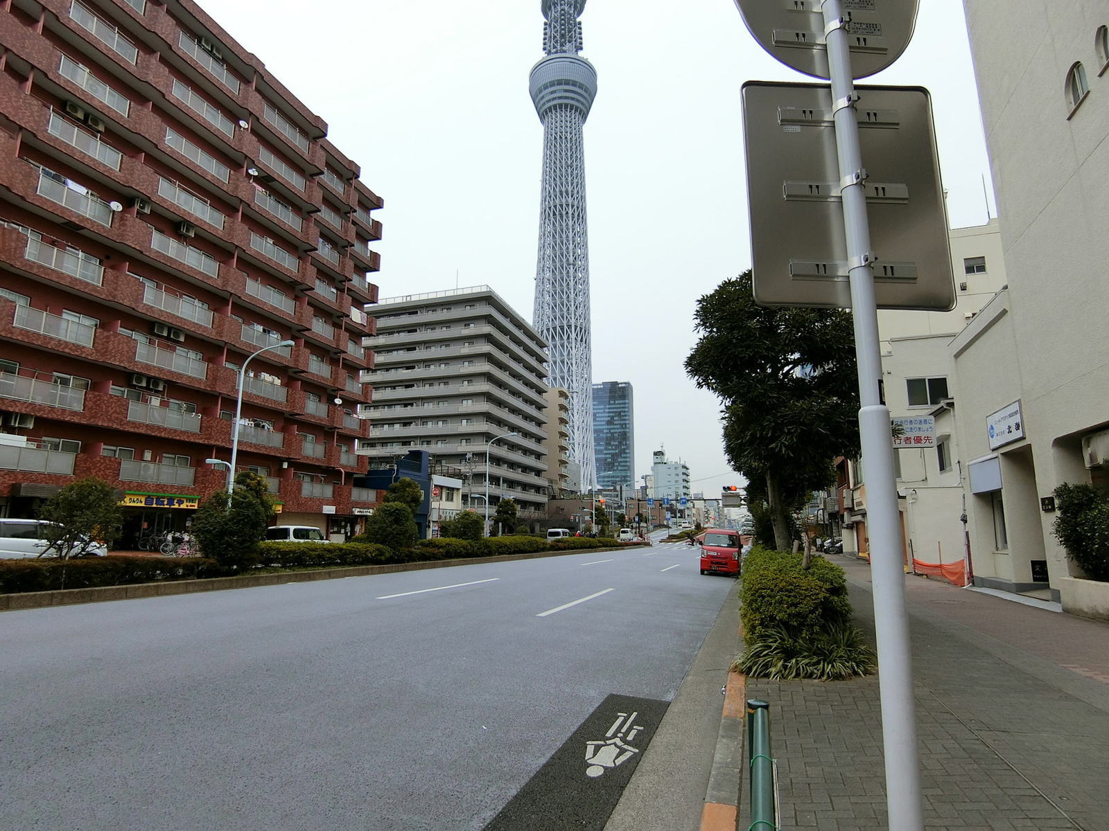 吾妻橋ハイツ前面の浅草通り