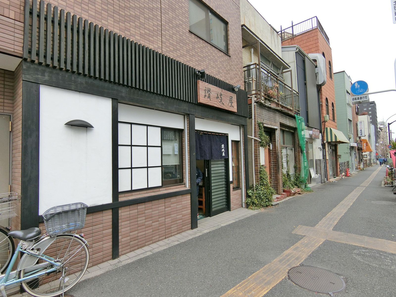 付近には飲食店が充実