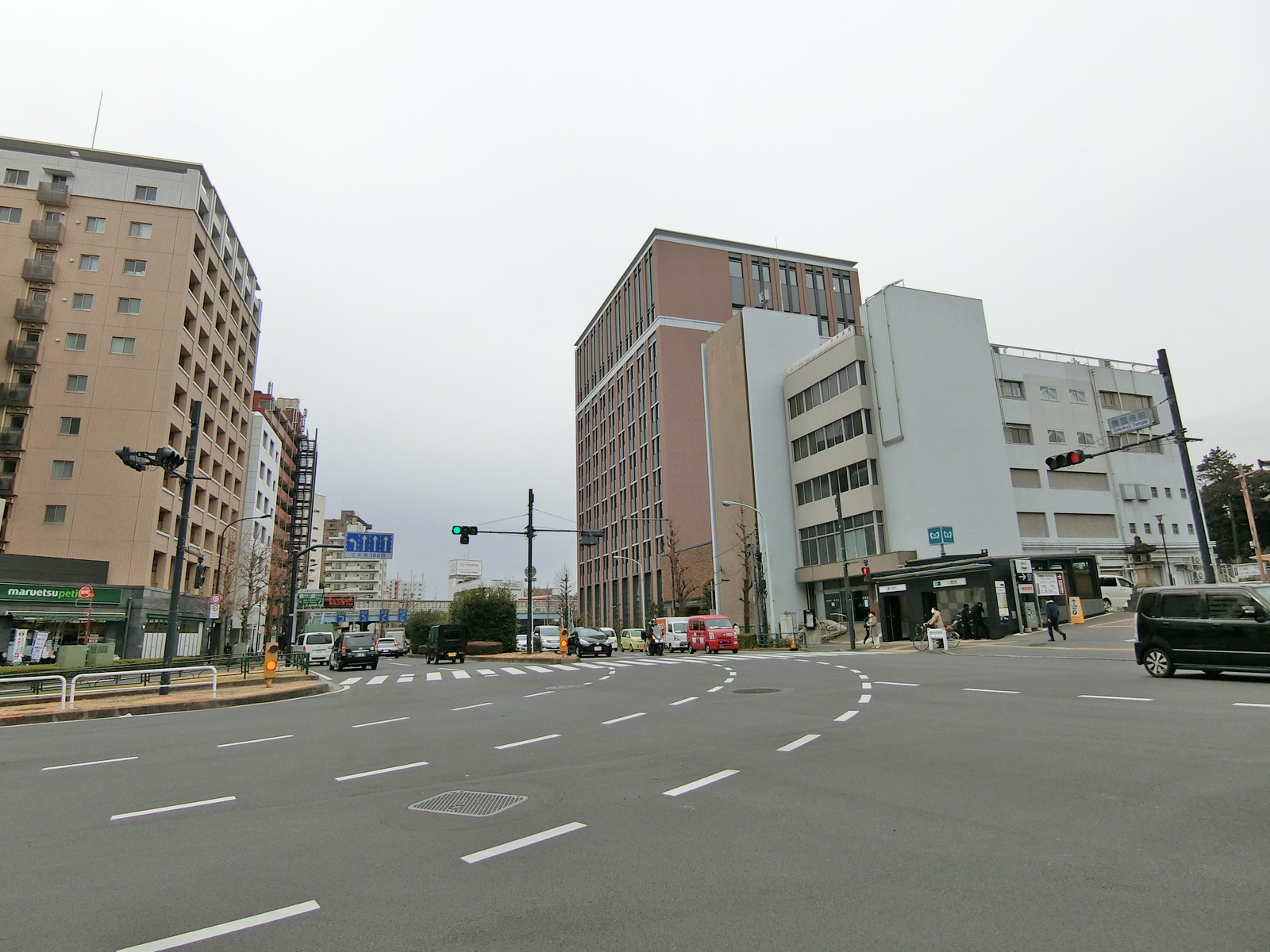 音羽通り沿いに立地